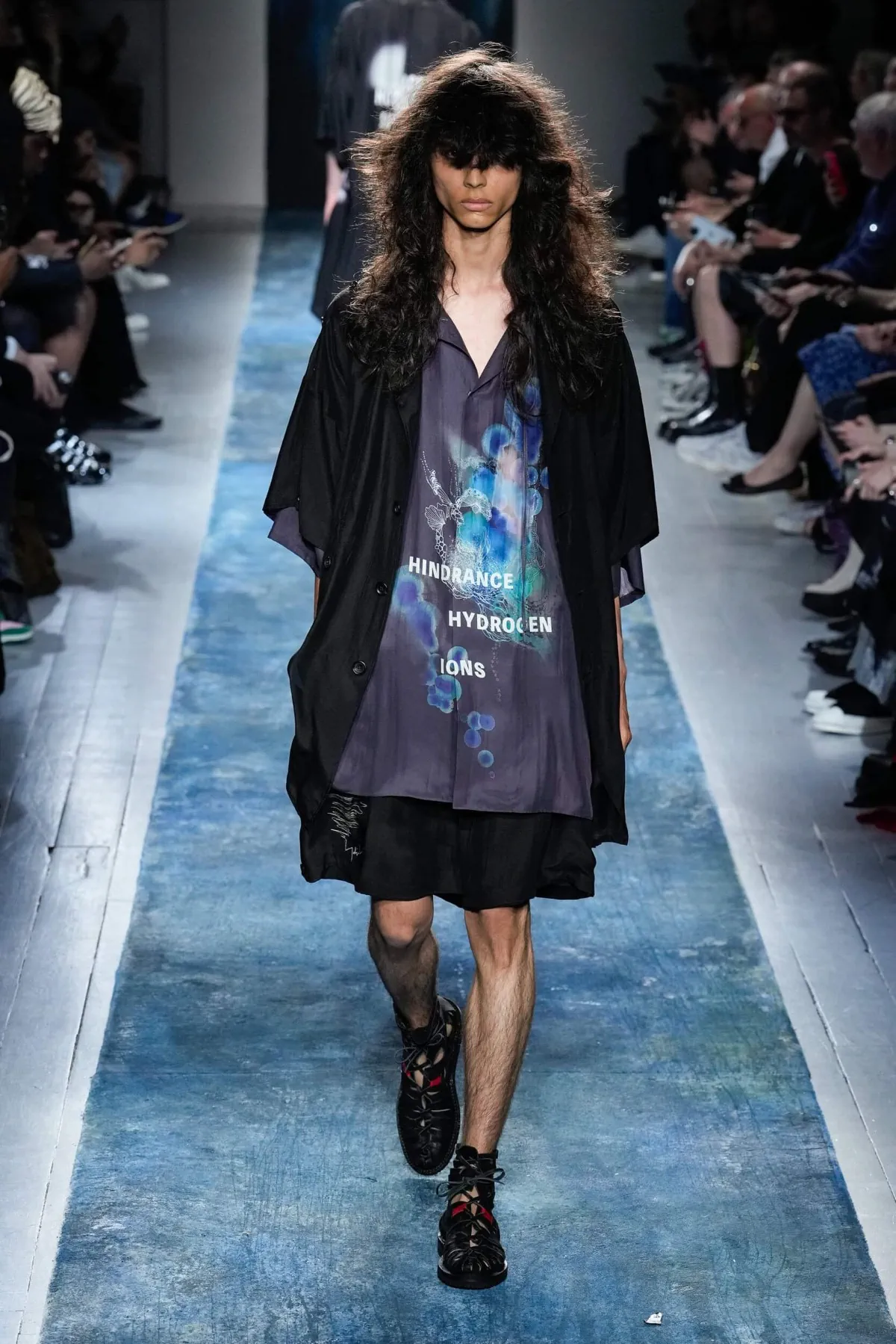 La collection Printemps 2026 de Yohji Yamamoto révèle un créateur en colère contre le monde moderne