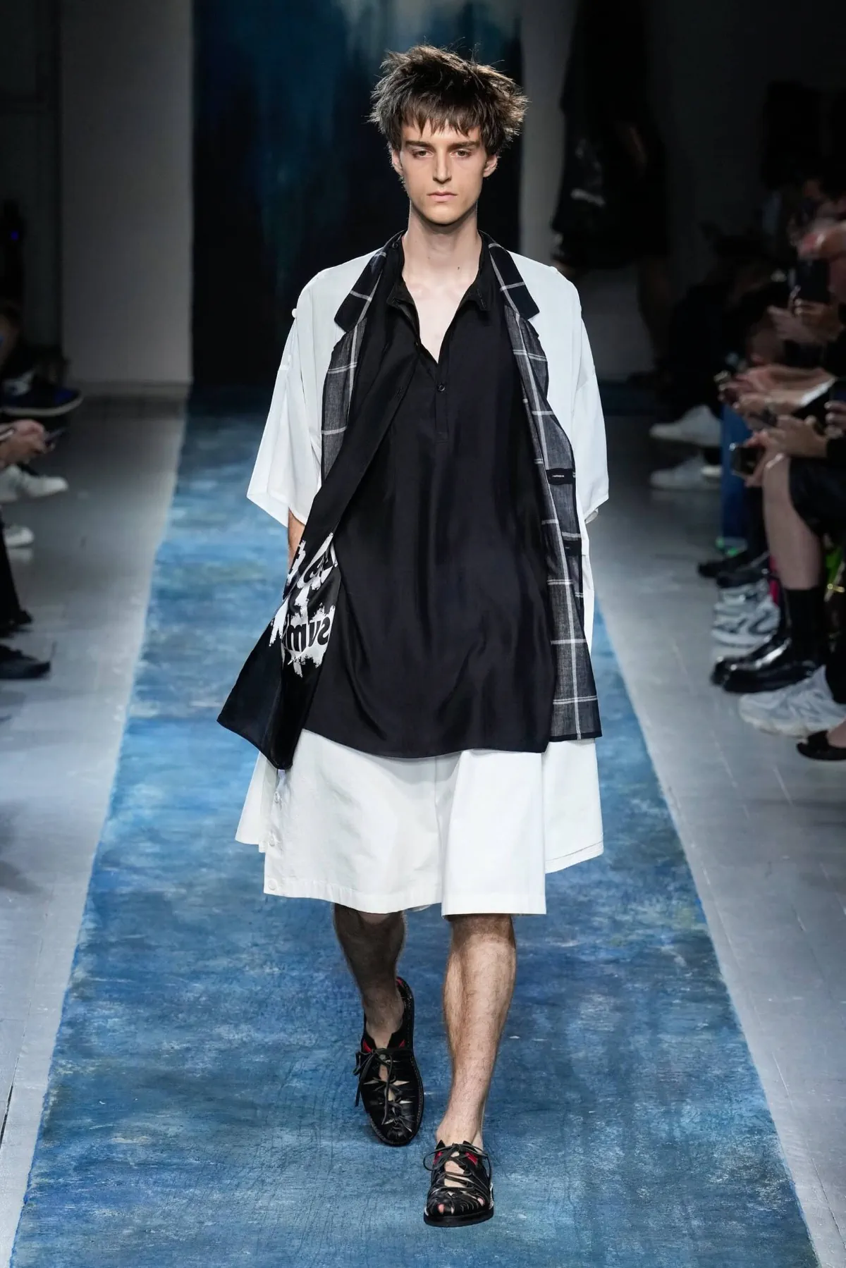 La collection Printemps 2026 de Yohji Yamamoto révèle un créateur en colère contre le monde moderne