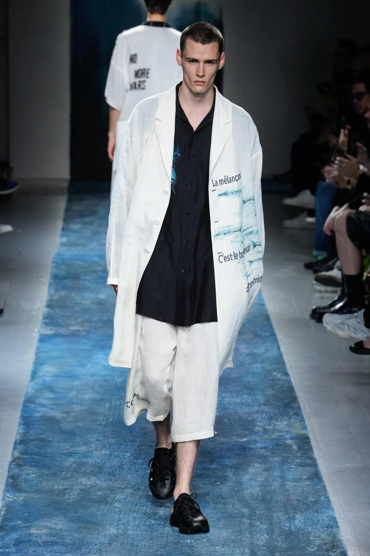 La collection Printemps 2026 de Yohji Yamamoto révèle un créateur en colère contre le monde moderne