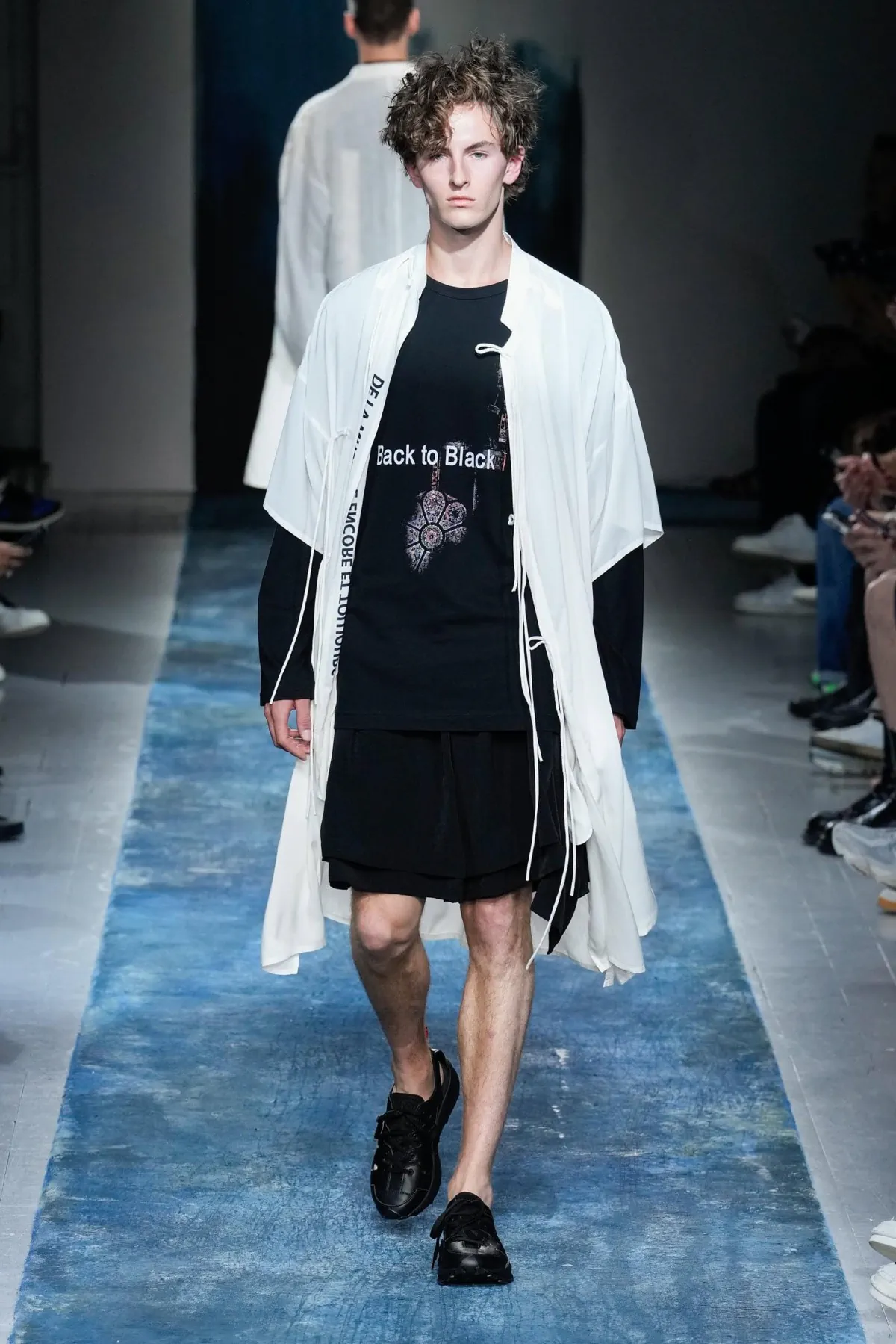 La collection Printemps 2026 de Yohji Yamamoto révèle un créateur en colère contre le monde moderne