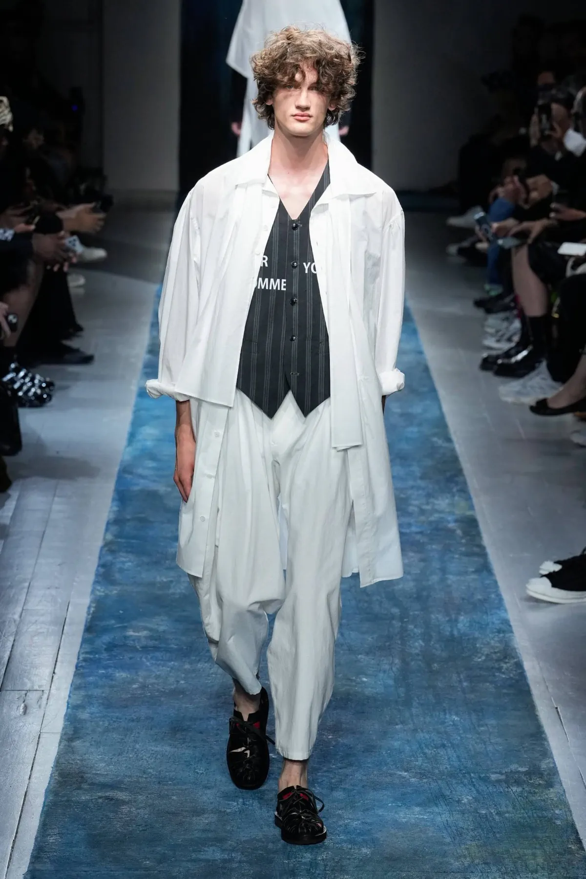 La collection Printemps 2026 de Yohji Yamamoto révèle un créateur en colère contre le monde moderne