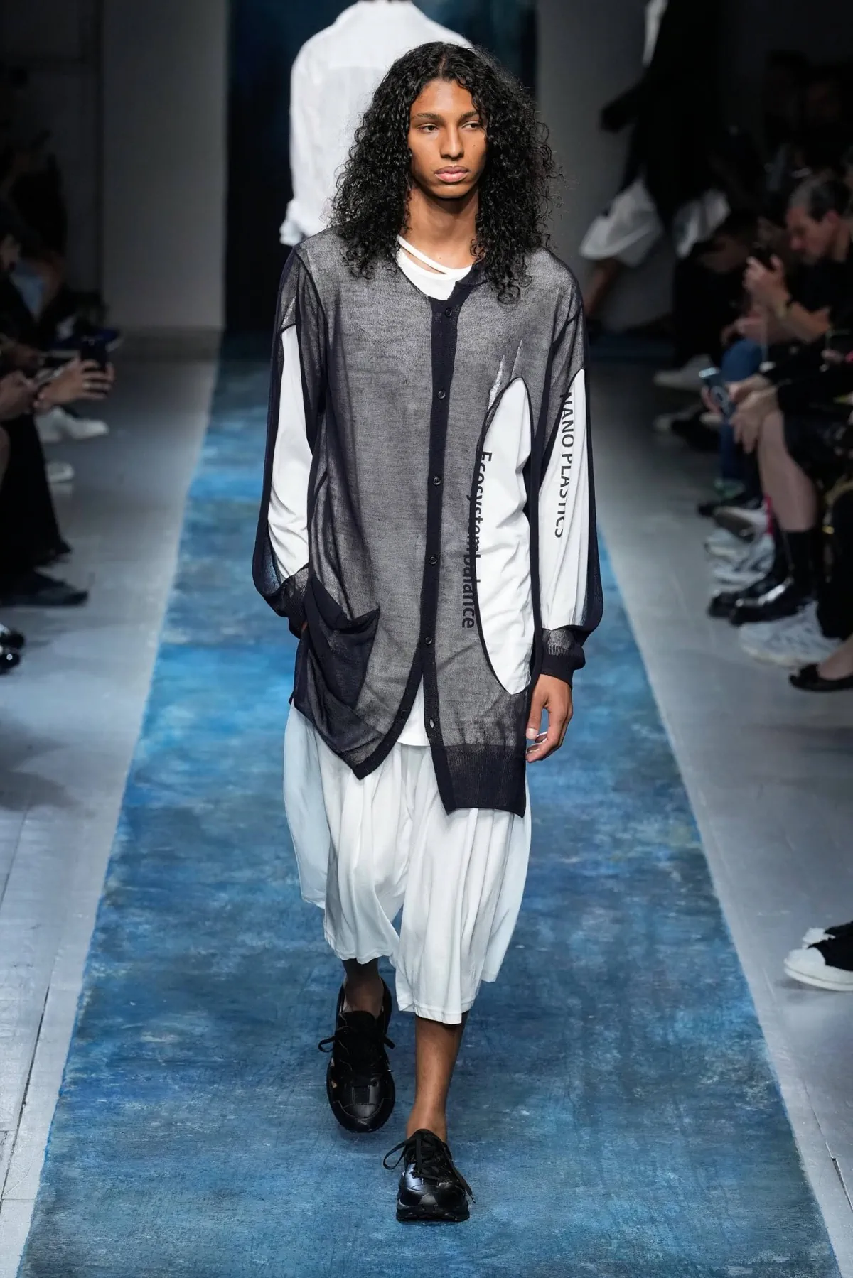 La collection Printemps 2026 de Yohji Yamamoto révèle un créateur en colère contre le monde moderne