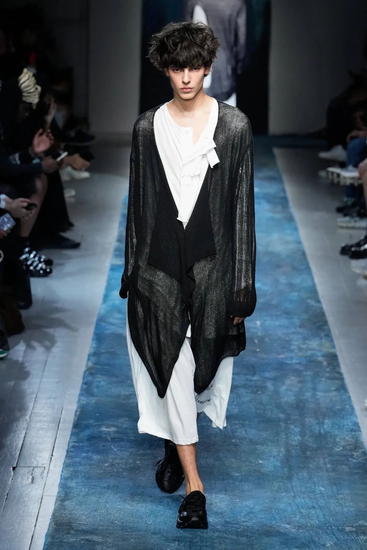 La collection Printemps 2026 de Yohji Yamamoto révèle un créateur en colère contre le monde moderne
