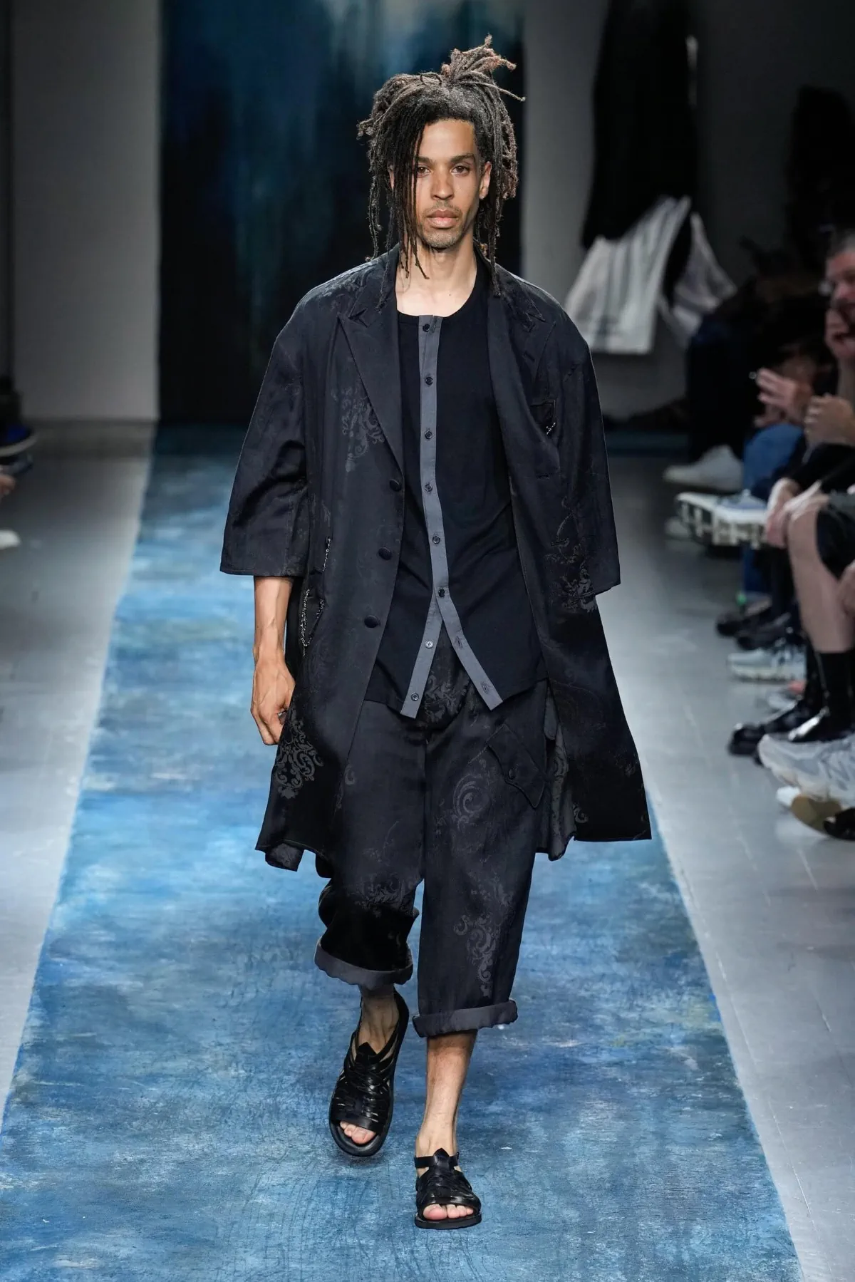 La collection Printemps 2026 de Yohji Yamamoto révèle un créateur en colère contre le monde moderne