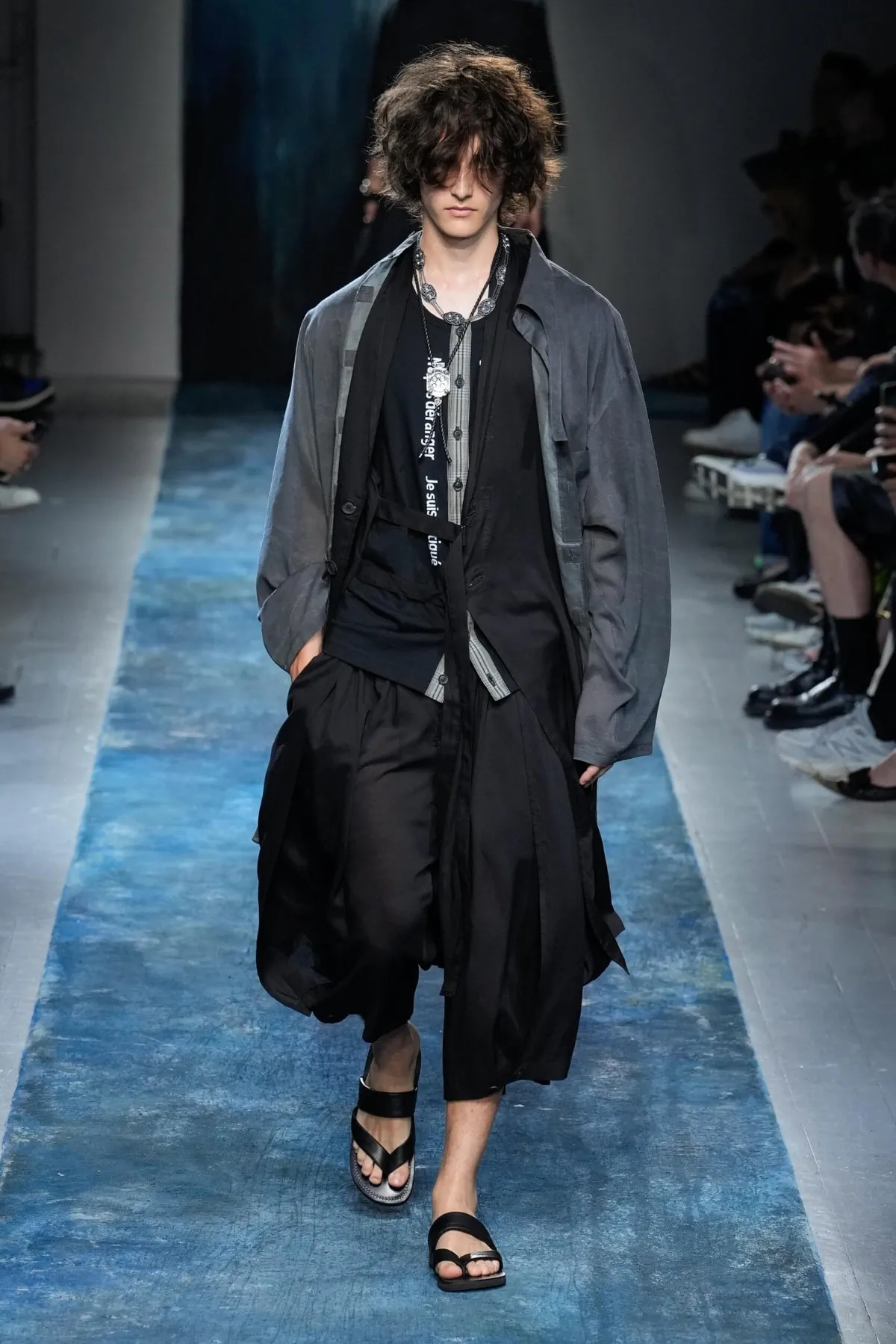 La collection Printemps 2026 de Yohji Yamamoto révèle un créateur en colère contre le monde moderne