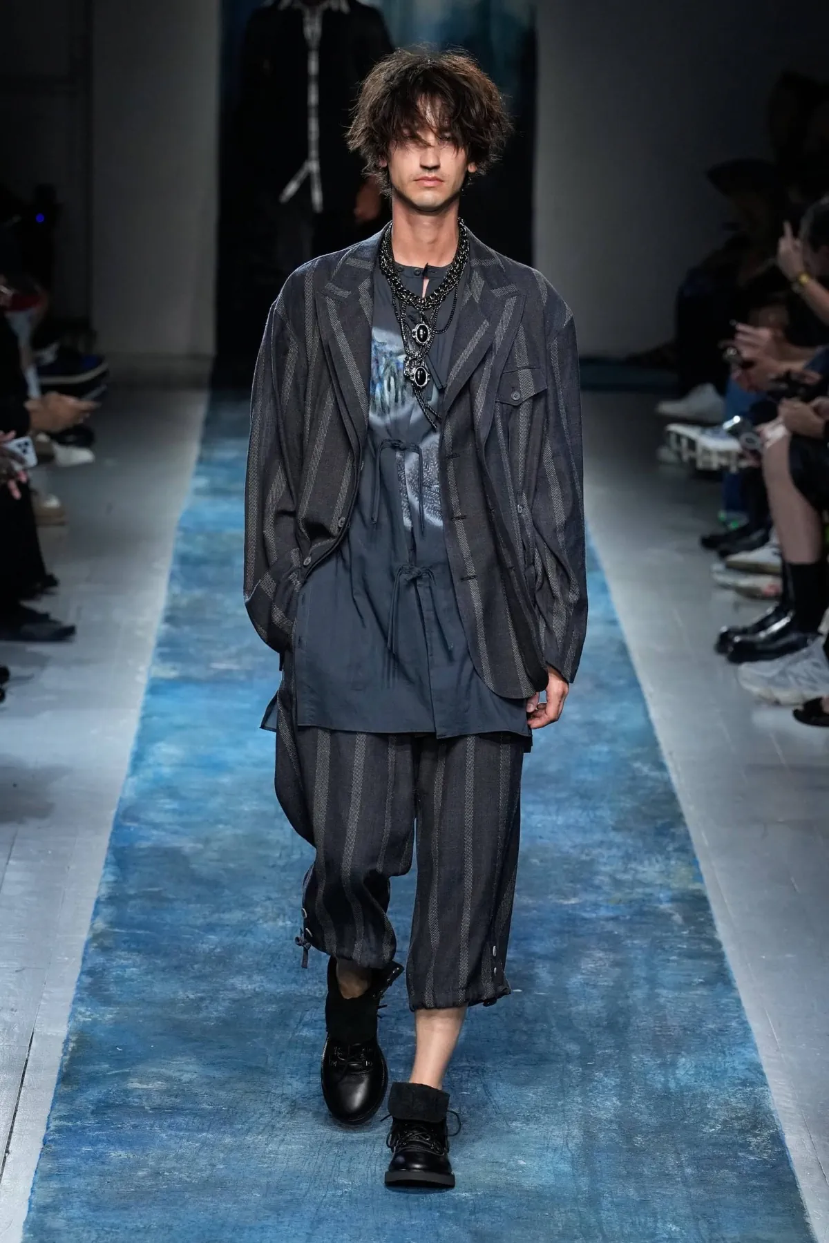 La collection Printemps 2026 de Yohji Yamamoto révèle un créateur en colère contre le monde moderne