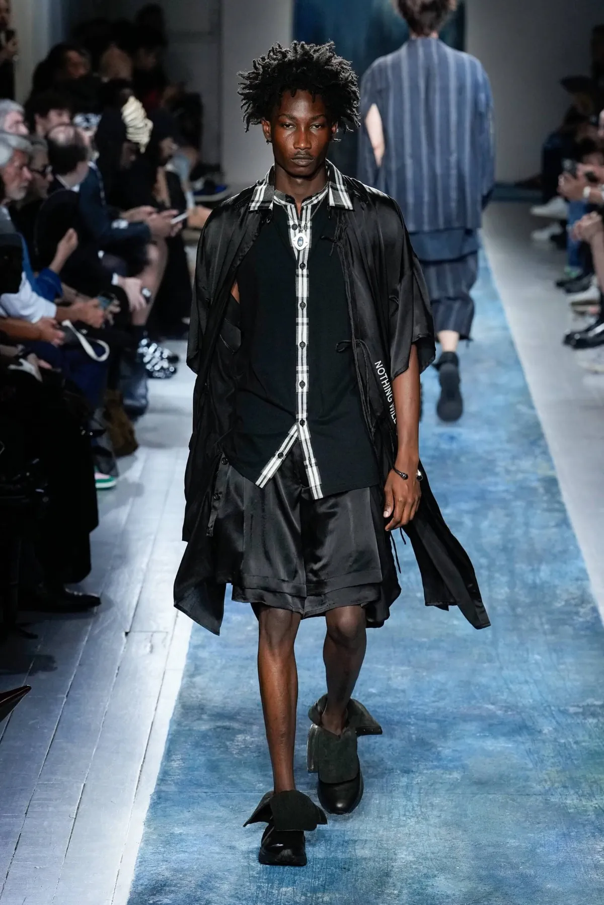 La collection Printemps 2026 de Yohji Yamamoto révèle un créateur en colère contre le monde moderne