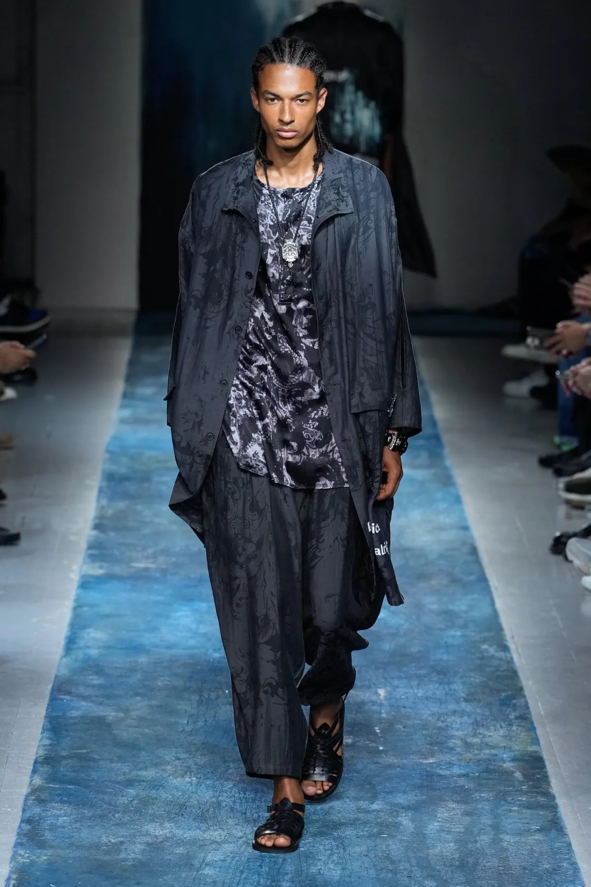 La collection Printemps 2026 de Yohji Yamamoto révèle un créateur en colère contre le monde moderne