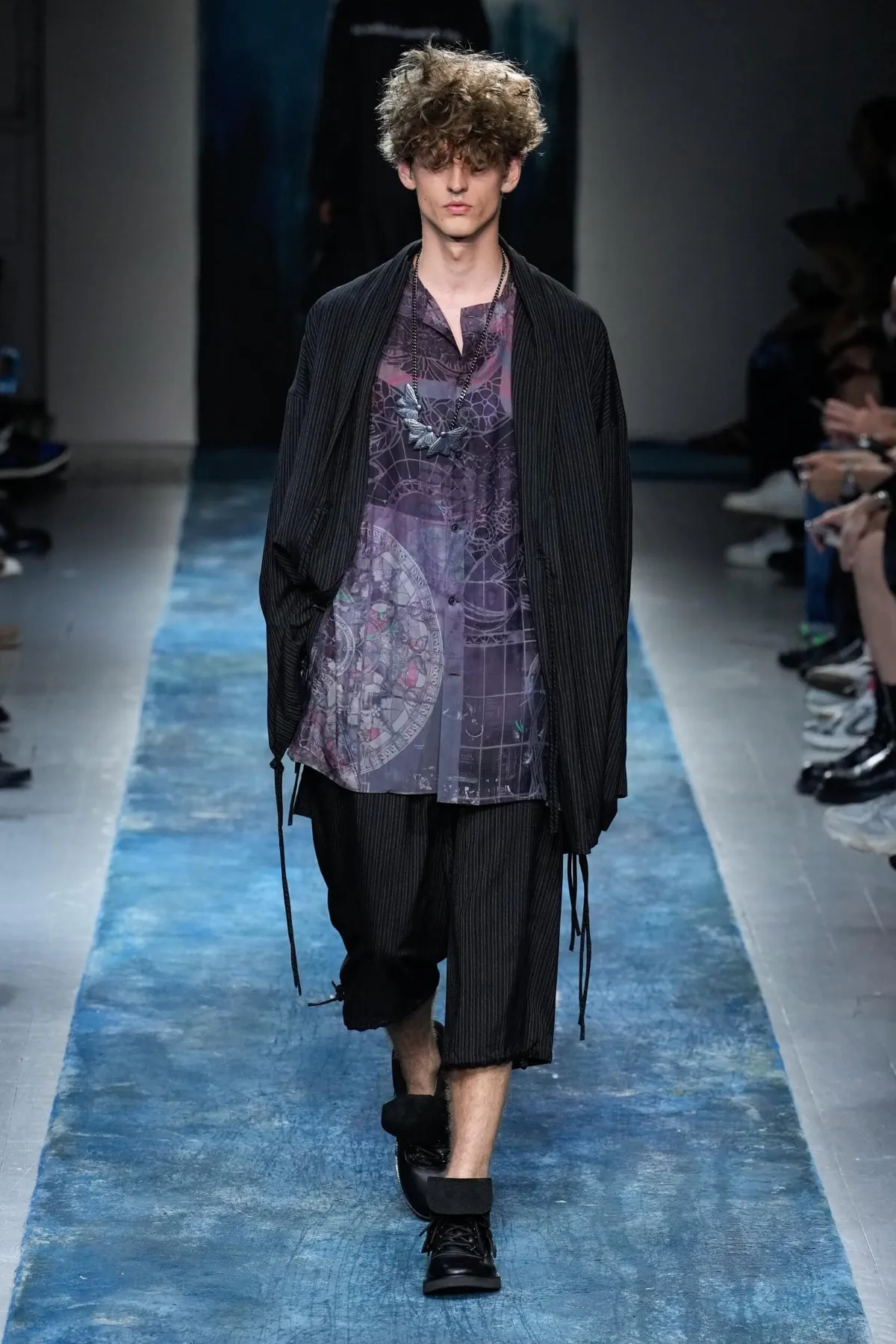 La collection Printemps 2026 de Yohji Yamamoto révèle un créateur en colère contre le monde moderne
