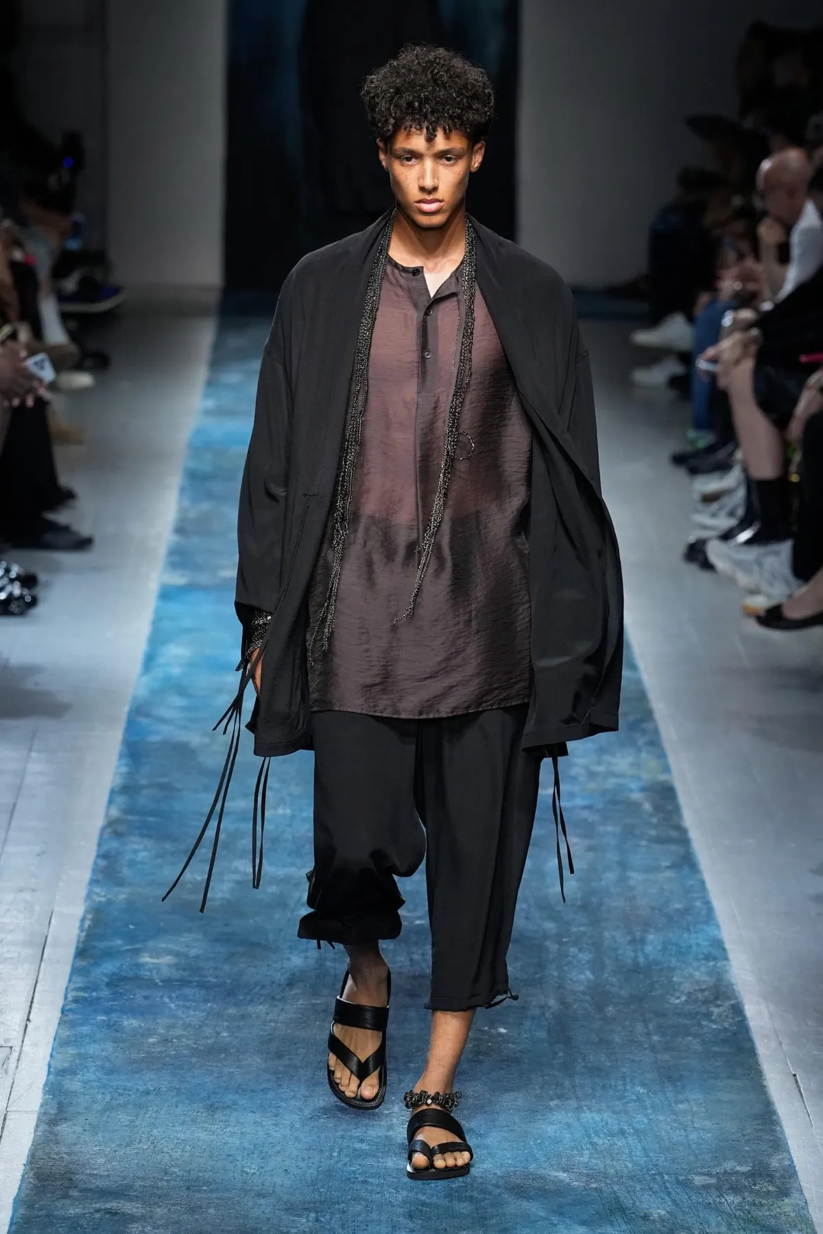 La collection Printemps 2026 de Yohji Yamamoto révèle un créateur en colère contre le monde moderne