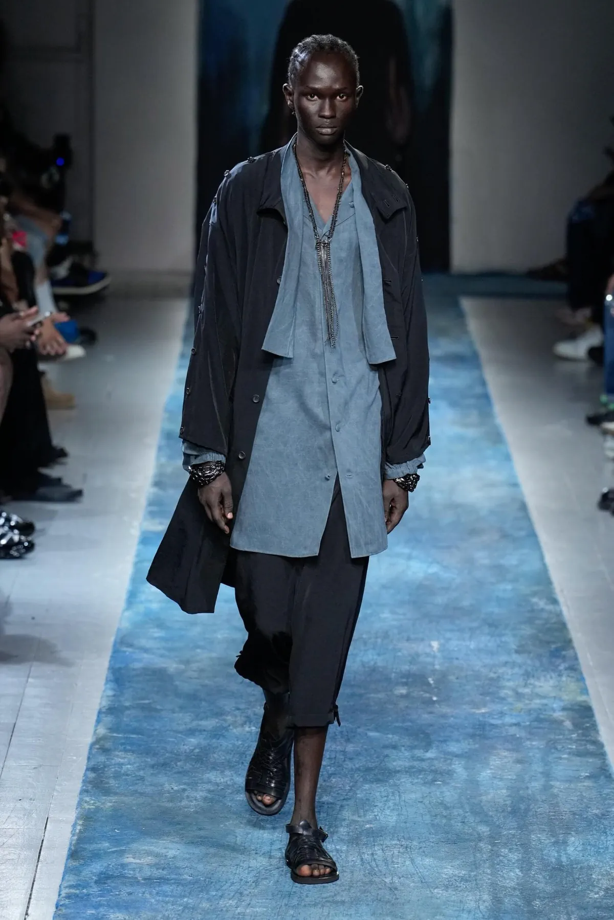 La collection Printemps 2026 de Yohji Yamamoto révèle un créateur en colère contre le monde moderne