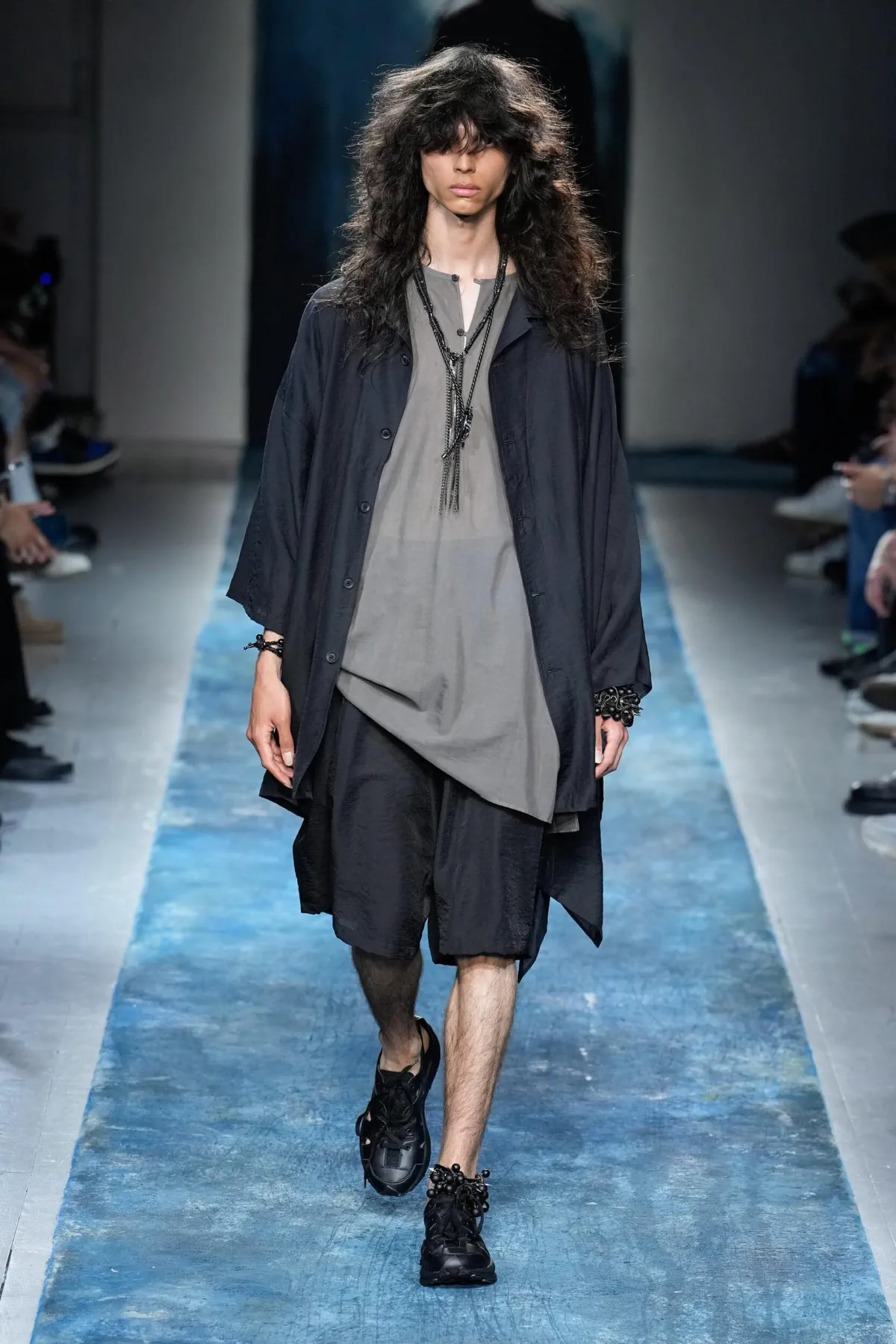 La collection Printemps 2026 de Yohji Yamamoto révèle un créateur en colère contre le monde moderne