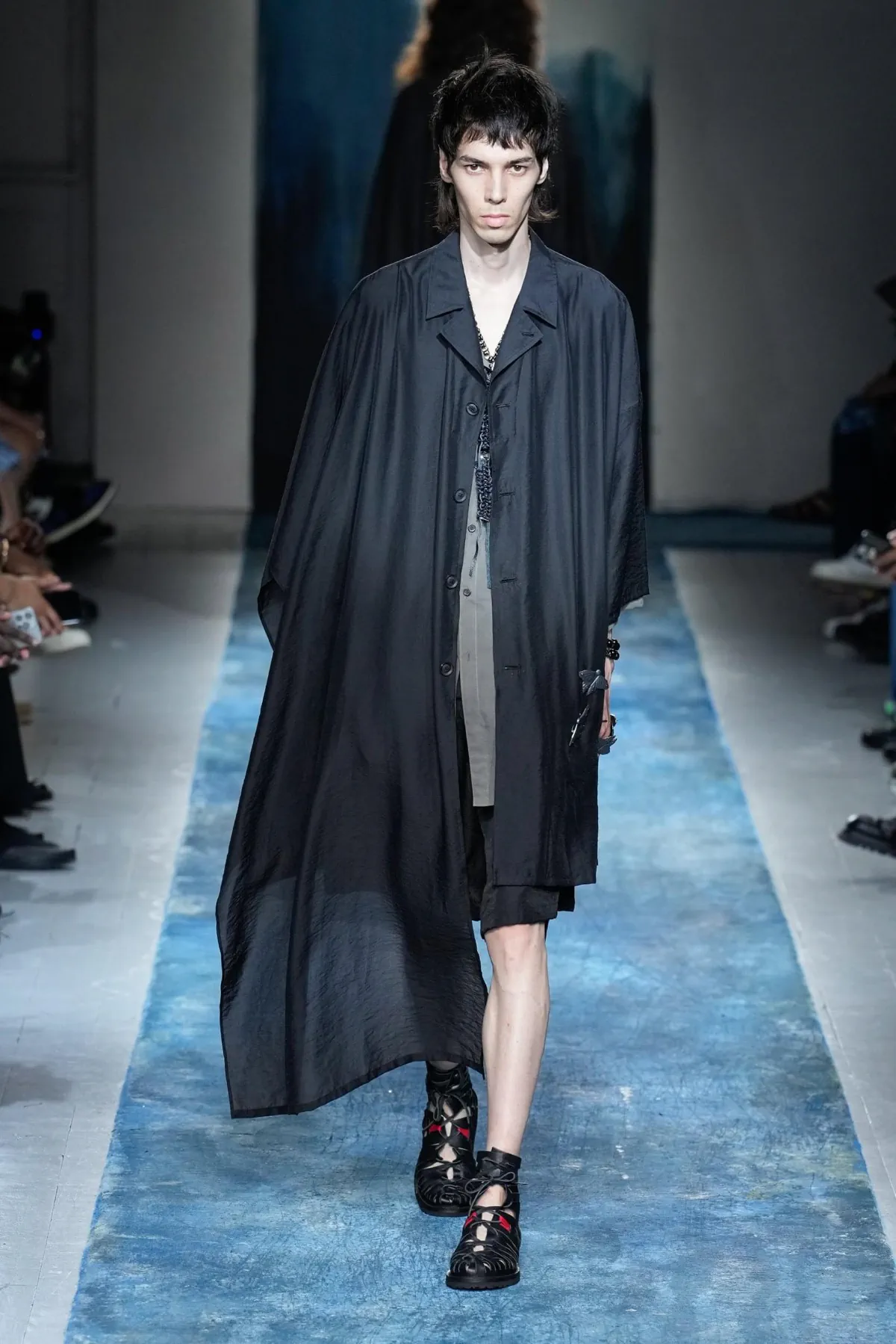 La collection Printemps 2026 de Yohji Yamamoto révèle un créateur en colère contre le monde moderne