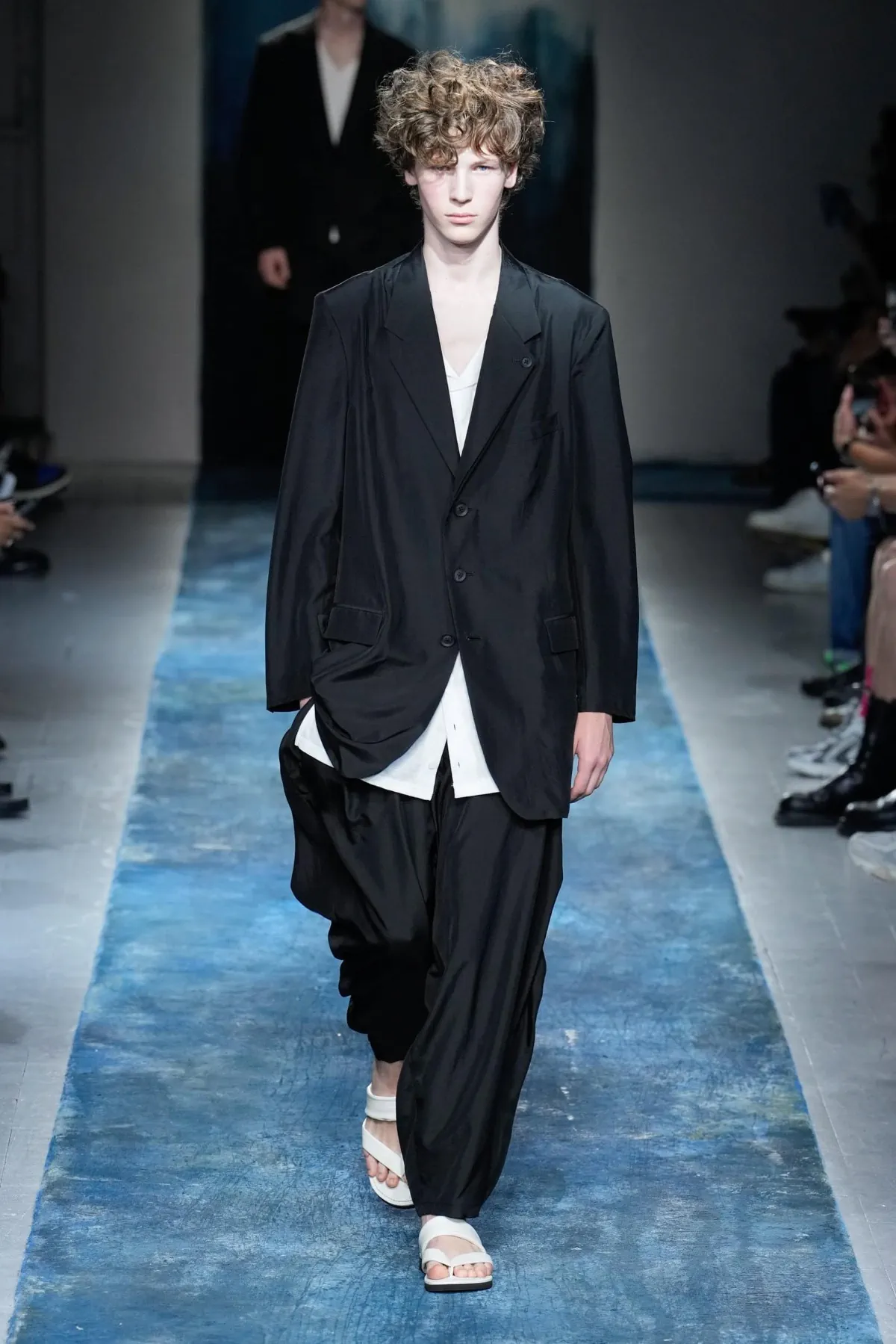 La collection Printemps 2026 de Yohji Yamamoto révèle un créateur en colère contre le monde moderne