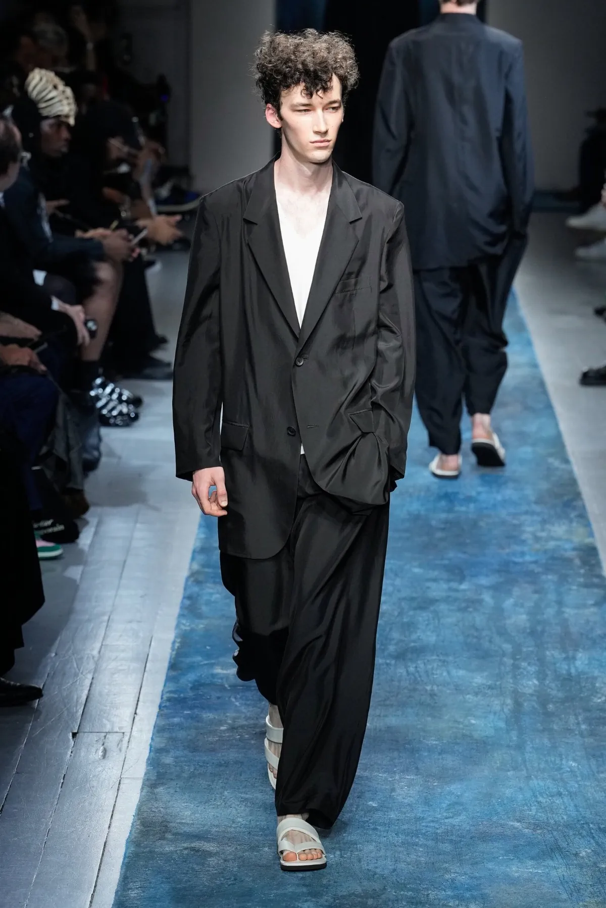 La collection Printemps 2026 de Yohji Yamamoto révèle un créateur en colère contre le monde moderne