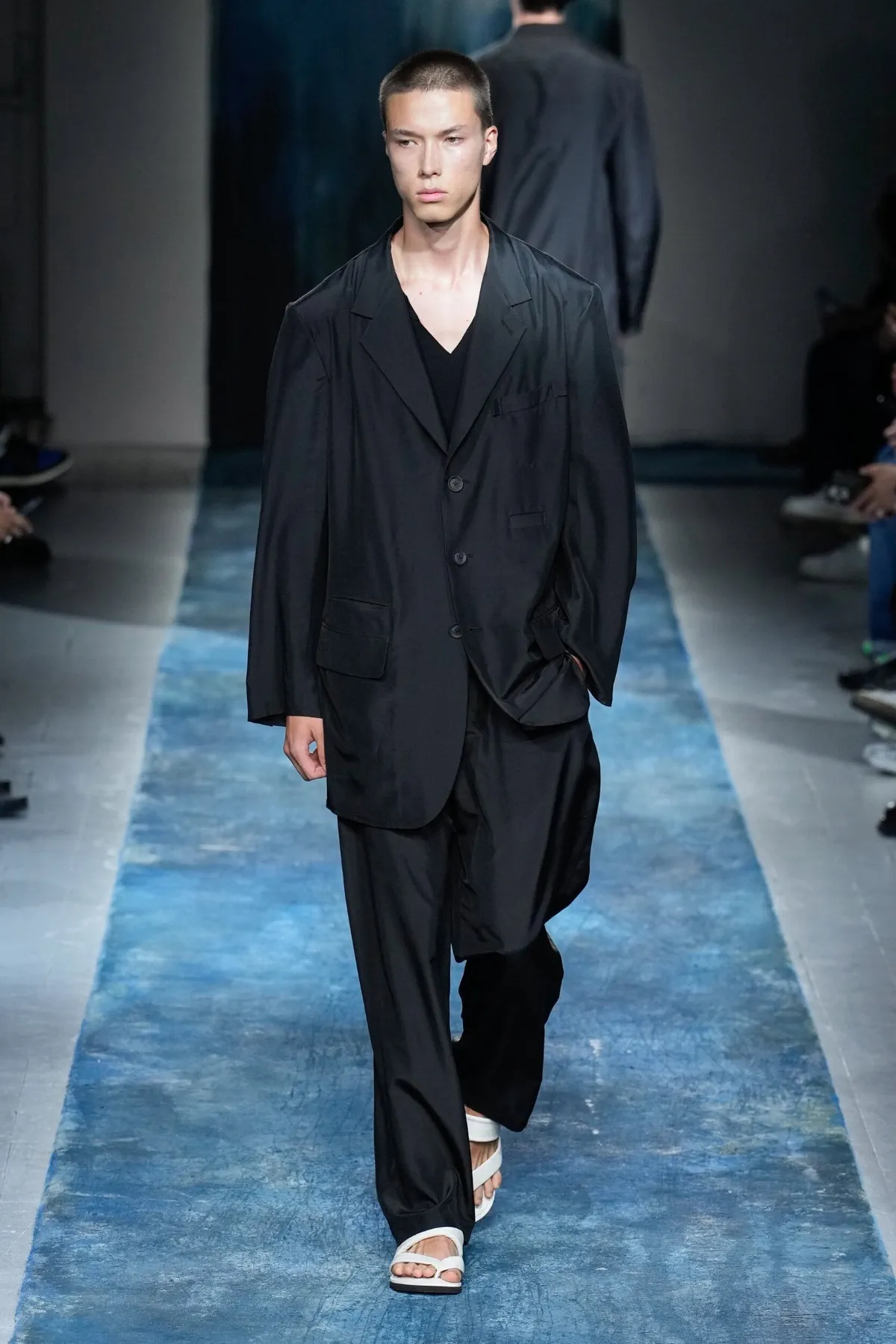 La collection Printemps 2026 de Yohji Yamamoto révèle un créateur en colère contre le monde moderne