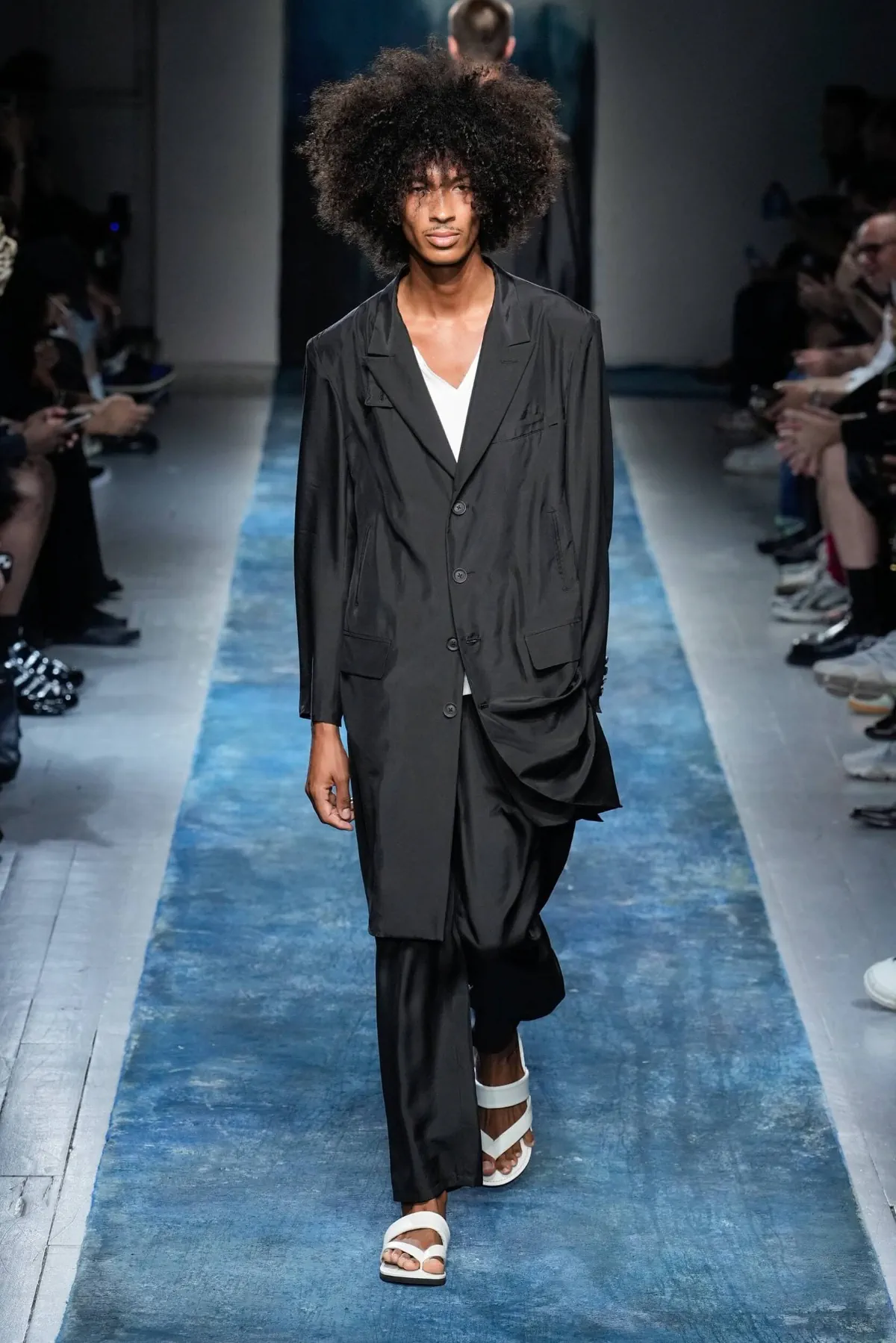 La collection Printemps 2026 de Yohji Yamamoto révèle un créateur en colère contre le monde moderne