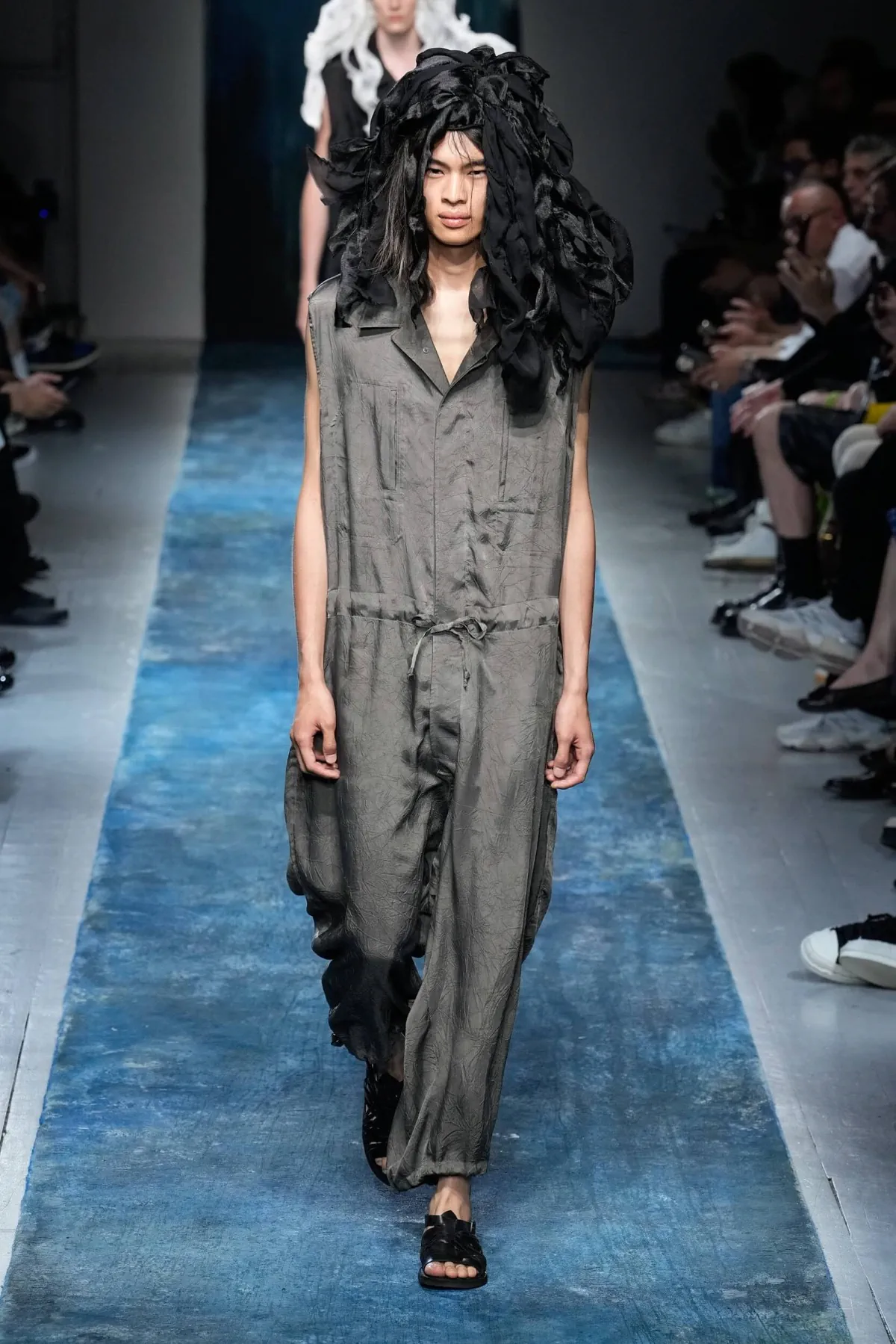 La collection Printemps 2026 de Yohji Yamamoto révèle un créateur en colère contre le monde moderne