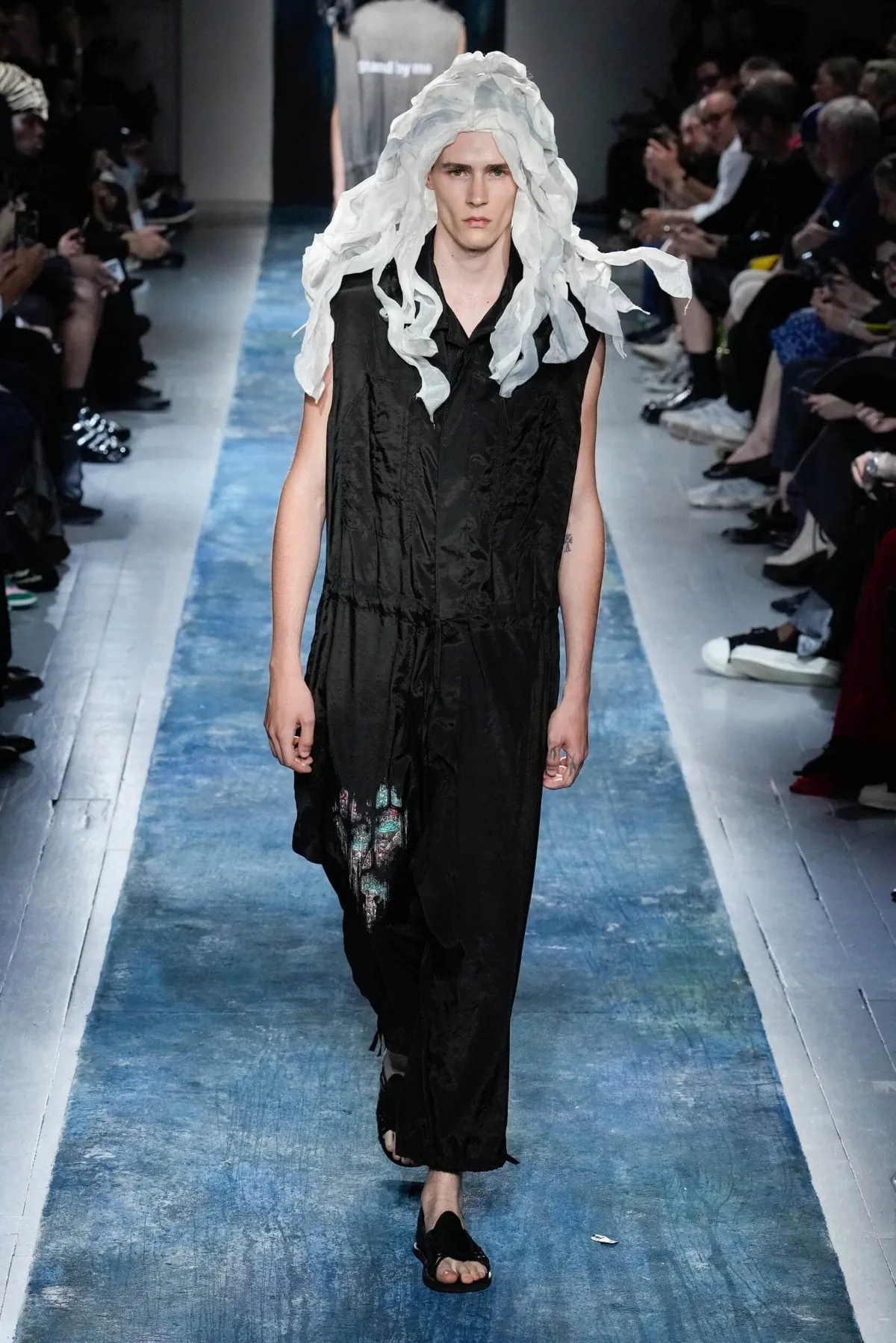 La collection Printemps 2026 de Yohji Yamamoto révèle un créateur en colère contre le monde moderne