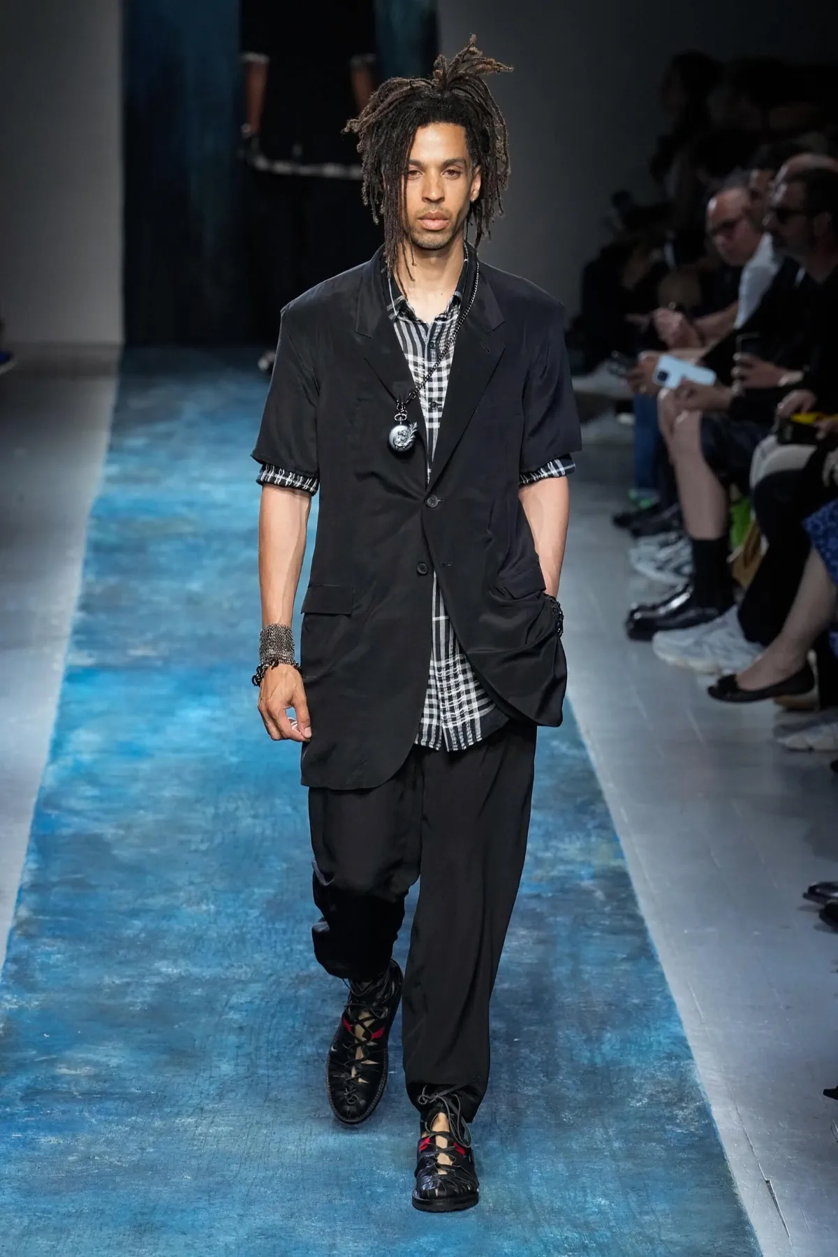La collection Printemps 2026 de Yohji Yamamoto révèle un créateur en colère contre le monde moderne