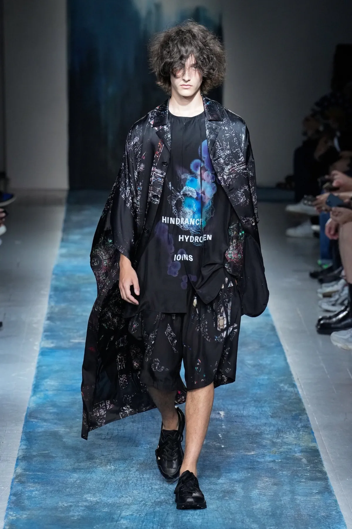 La collection Printemps 2026 de Yohji Yamamoto révèle un créateur en colère contre le monde moderne