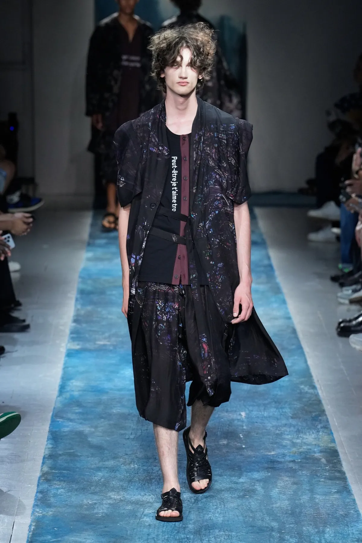 La collection Printemps 2026 de Yohji Yamamoto révèle un créateur en colère contre le monde moderne