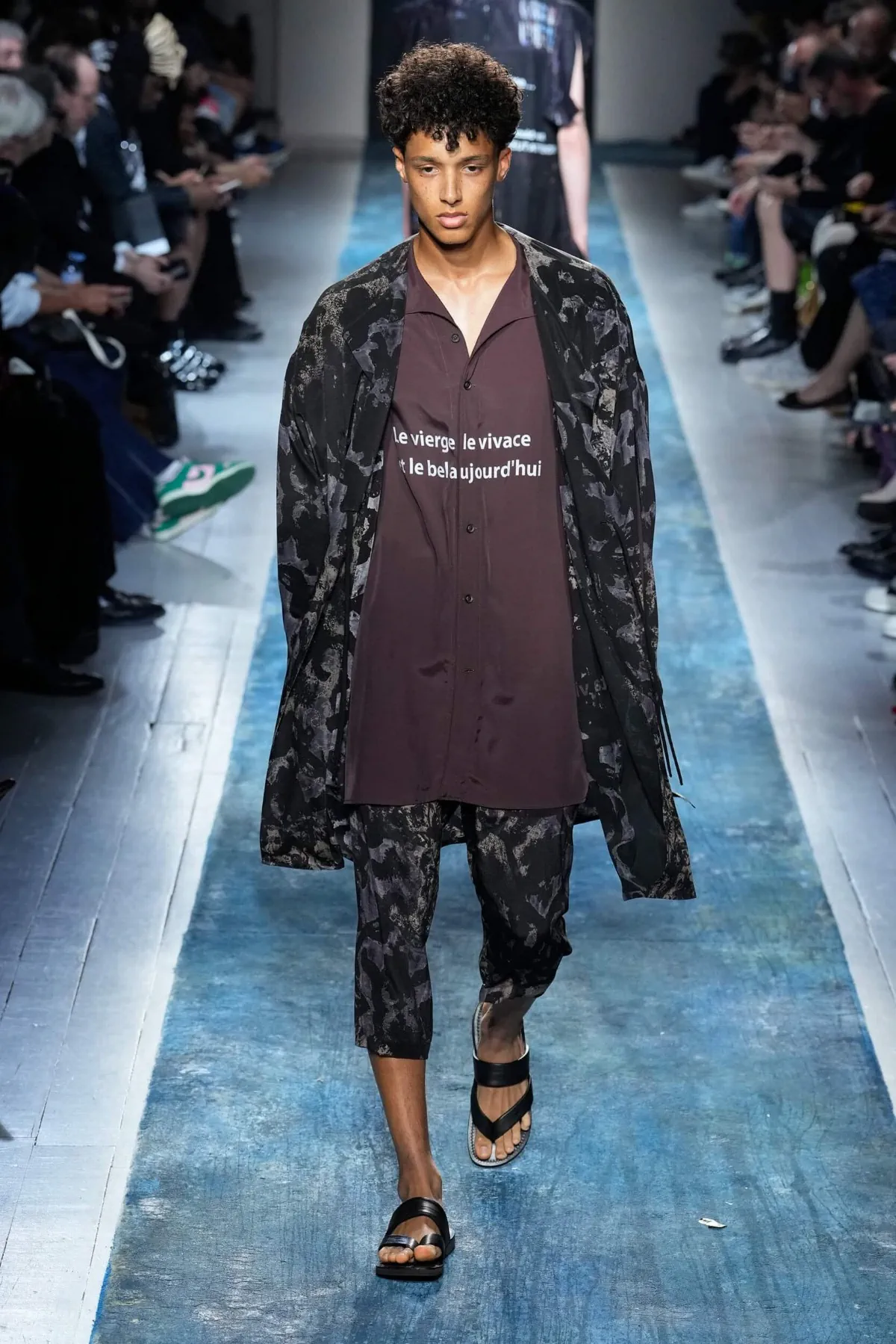 La collection Printemps 2026 de Yohji Yamamoto révèle un créateur en colère contre le monde moderne