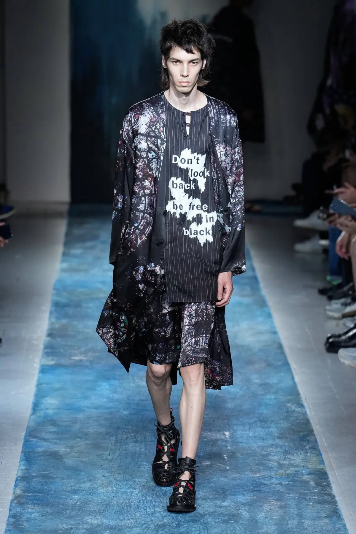 La collection Printemps 2026 de Yohji Yamamoto révèle un créateur en colère contre le monde moderne