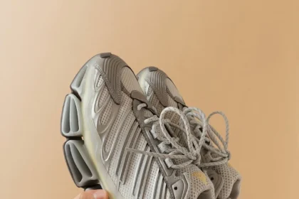L'adidas Megaride AG débarque avec une esthétique futuriste et inédite, inspirée des années 2000