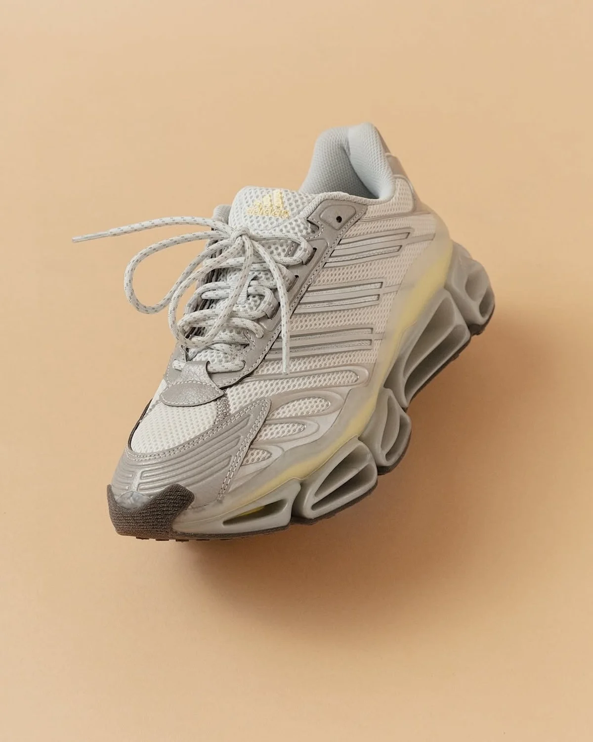 adidas Megaride AG 1 L'adidas Megaride AG débarque avec une esthétique futuriste et inédite, inspirée des années 2000