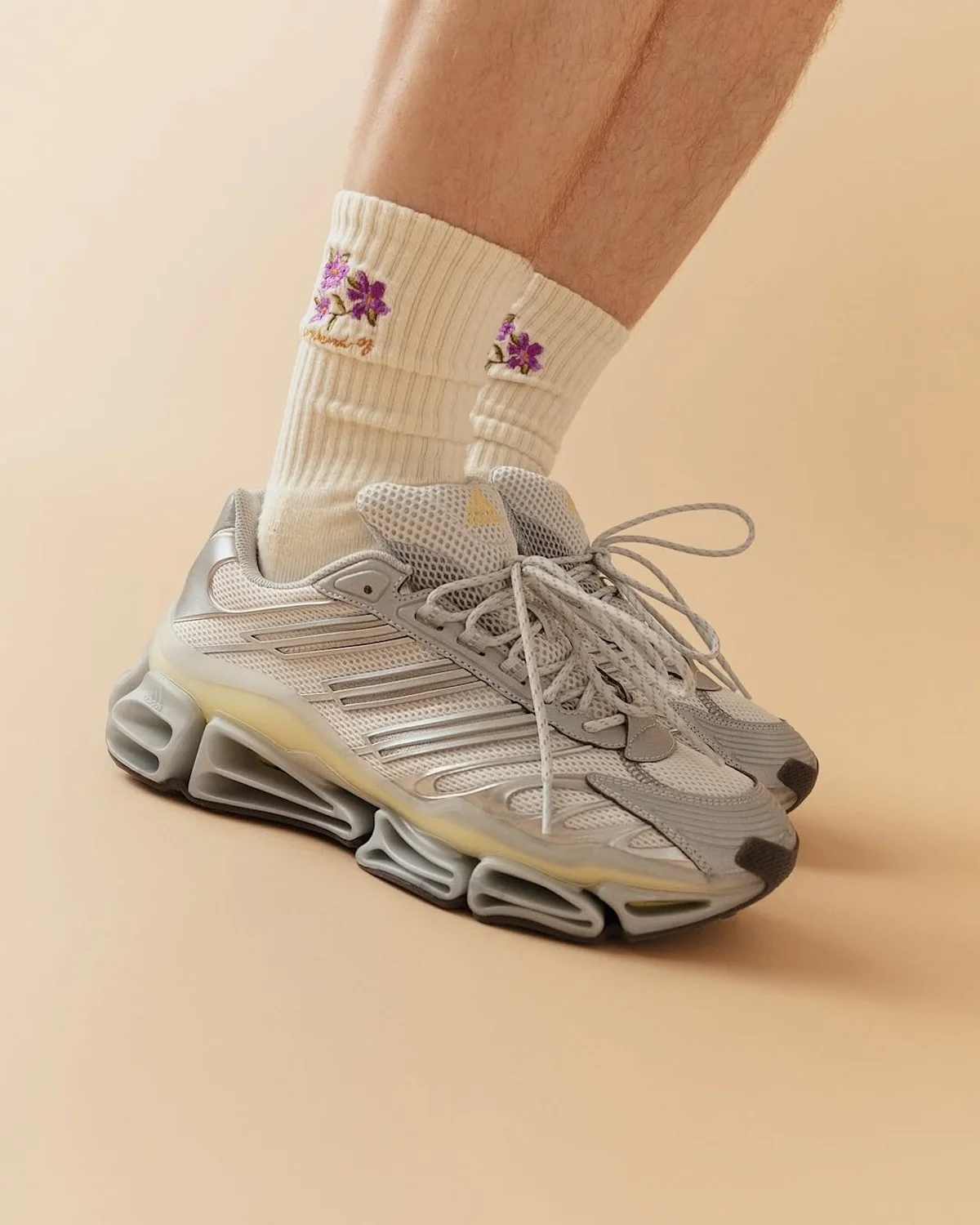 adidas Megaride AG 3 L'adidas Megaride AG débarque avec une esthétique futuriste et inédite, inspirée des années 2000