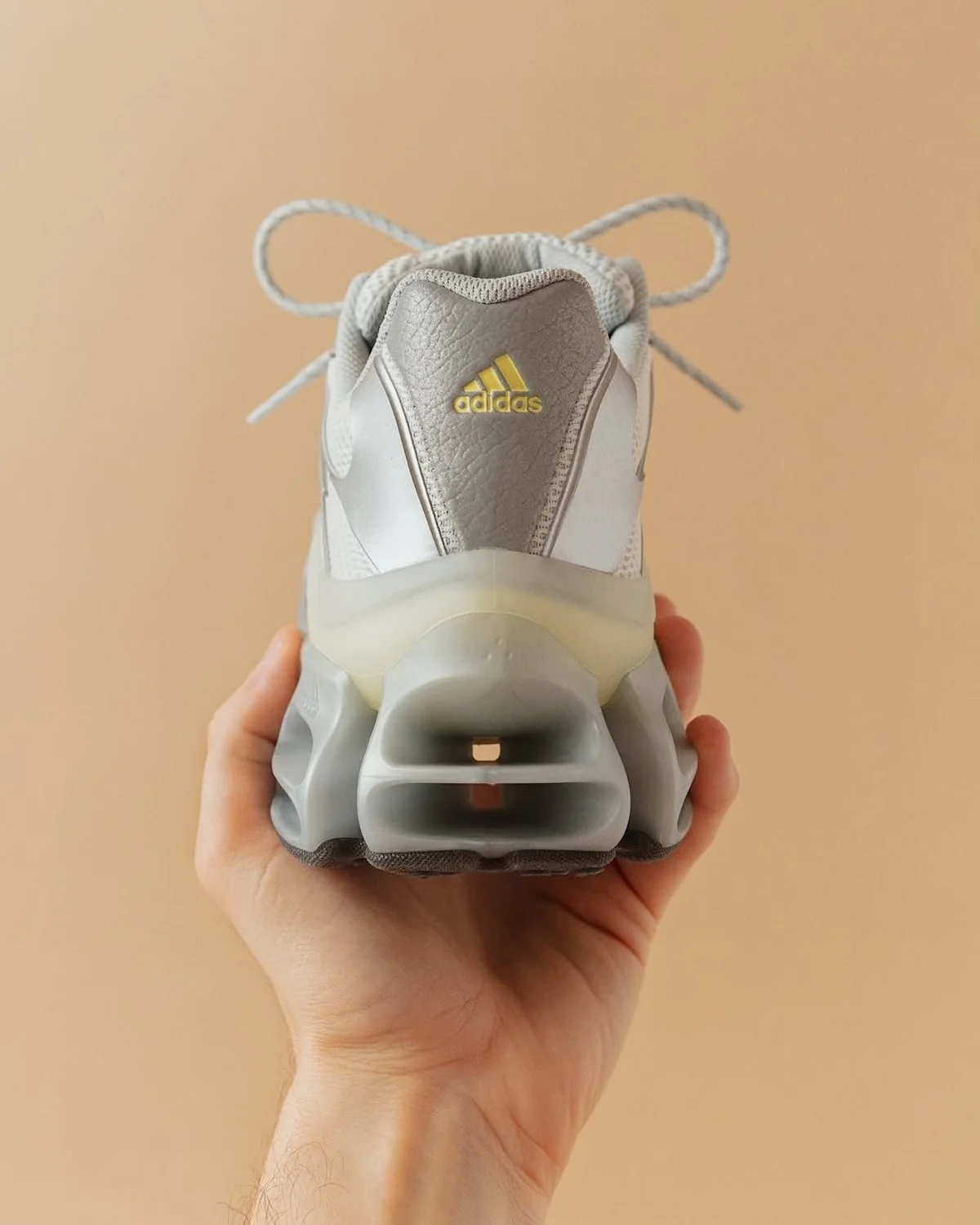 adidas Megaride AG 4 L'adidas Megaride AG débarque avec une esthétique futuriste et inédite, inspirée des années 2000
