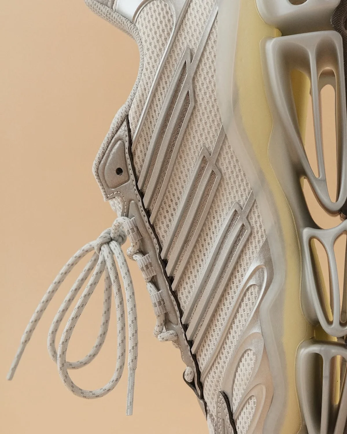 adidas Megaride AG 5 L'adidas Megaride AG débarque avec une esthétique futuriste et inédite, inspirée des années 2000
