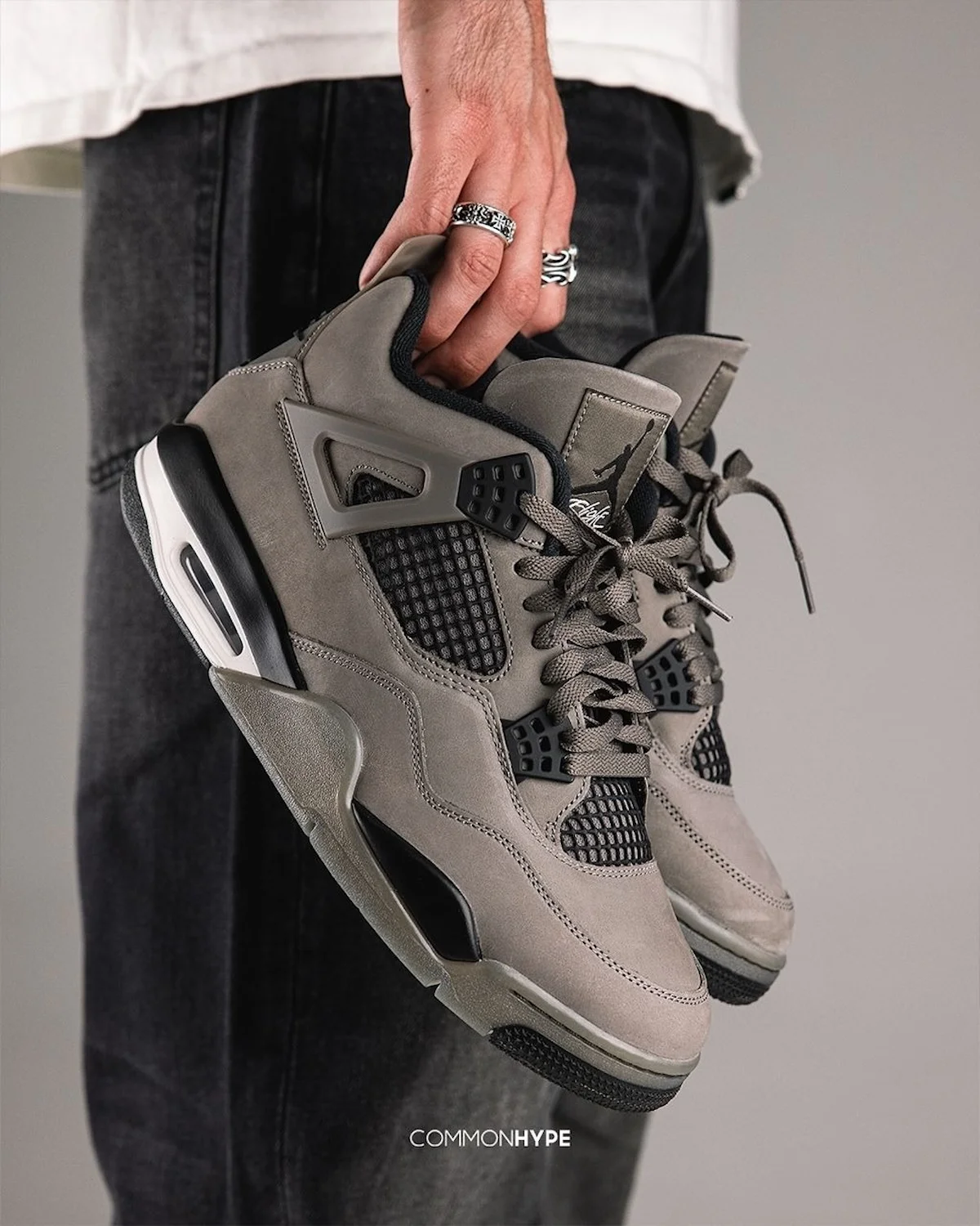 Air Jordan 4 Cave Stone 1 L’Air Jordan 4 « Cave Stone » s’impose comme la sneaker incontournable de l’automne 2025