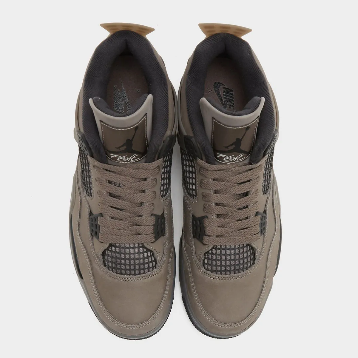 Air Jordan 4 Cave Stone 5 L’Air Jordan 4 « Cave Stone » s’impose comme la sneaker incontournable de l’automne 2025