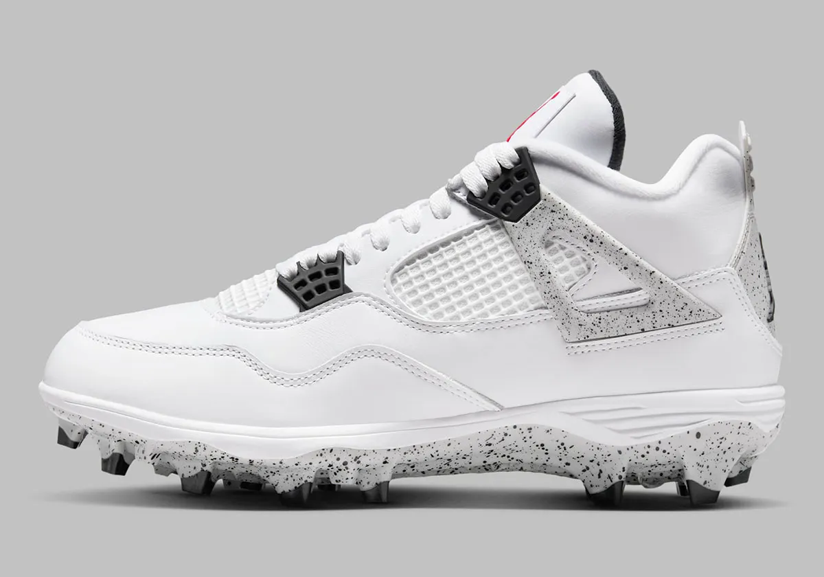 Air Jordan 4 White Cement Football 2 La Air Jordan 4 « White Cement » fait son entrée sur les terrains de football américain