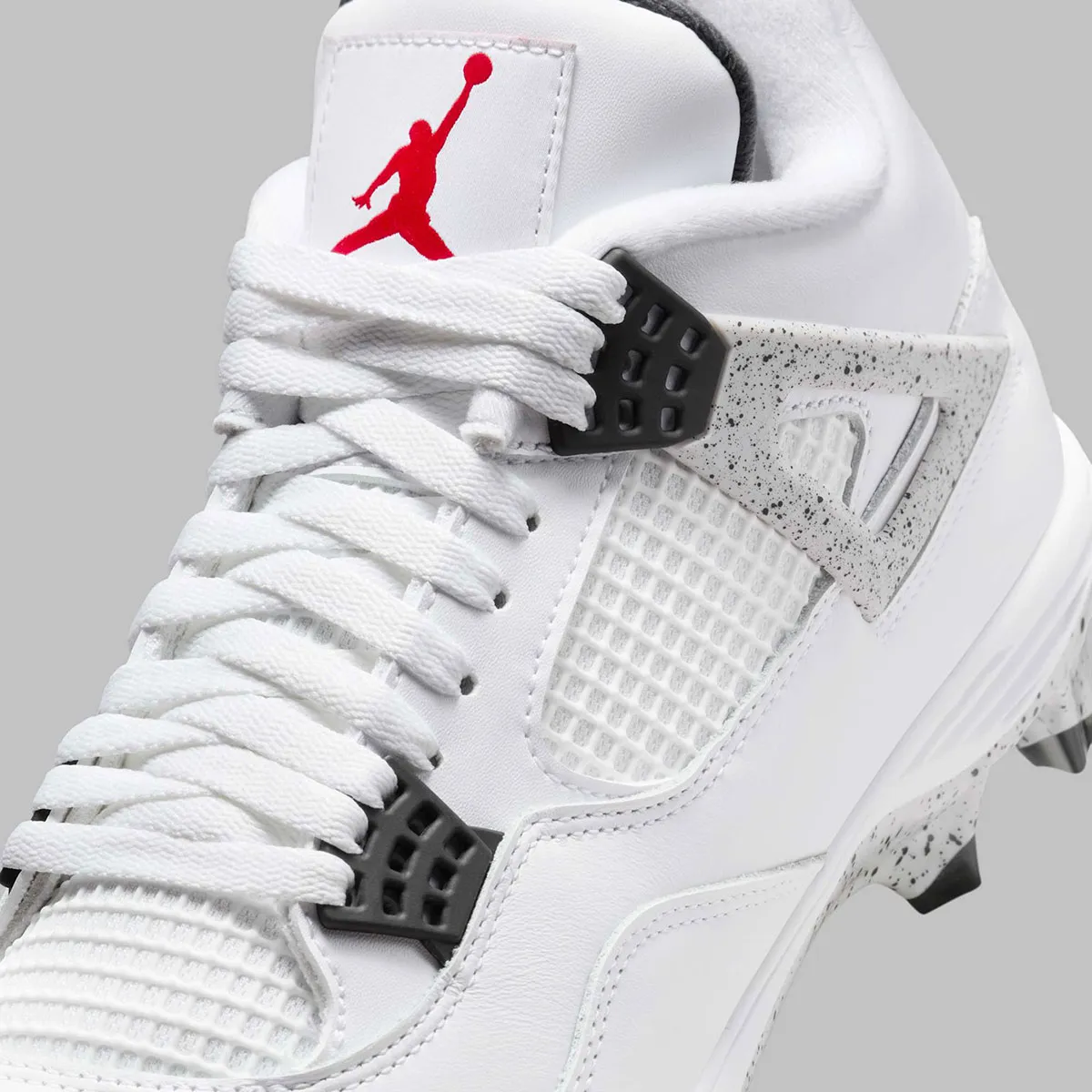 Air Jordan 4 White Cement Football 5 La Air Jordan 4 « White Cement » fait son entrée sur les terrains de football américain