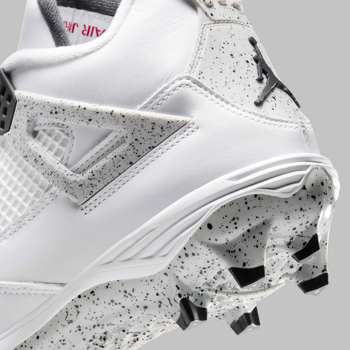 Air Jordan 4 White Cement Football 6 La Air Jordan 4 « White Cement » fait son entrée sur les terrains de football américain