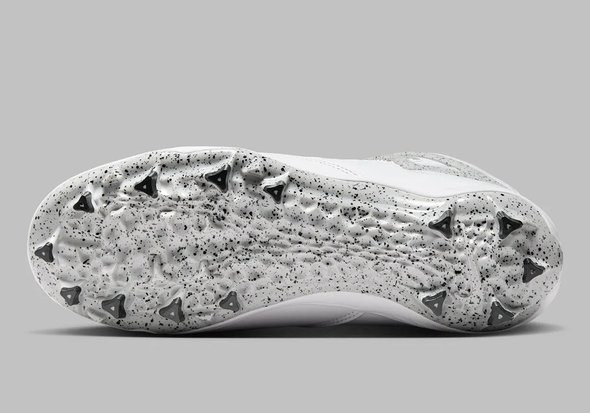 Air Jordan 4 White Cement Football 8 La Air Jordan 4 « White Cement » fait son entrée sur les terrains de football américain