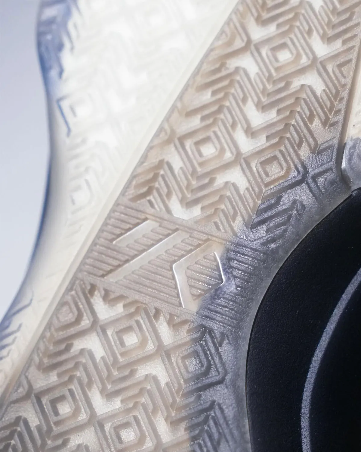 Air Jordan 40 Dongdan 4 La Air Jordan 40 « Dongdan » devient le Graal des collectionneurs, avec seulement six paires dans le monde