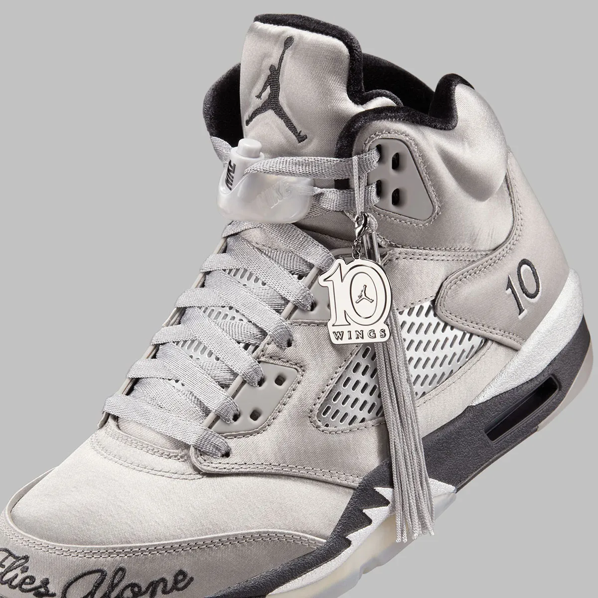 Air Jordan 5 Wings 6 La Air Jordan 5 « Wings » rend hommage au programme philanthropique de Michael Jordan