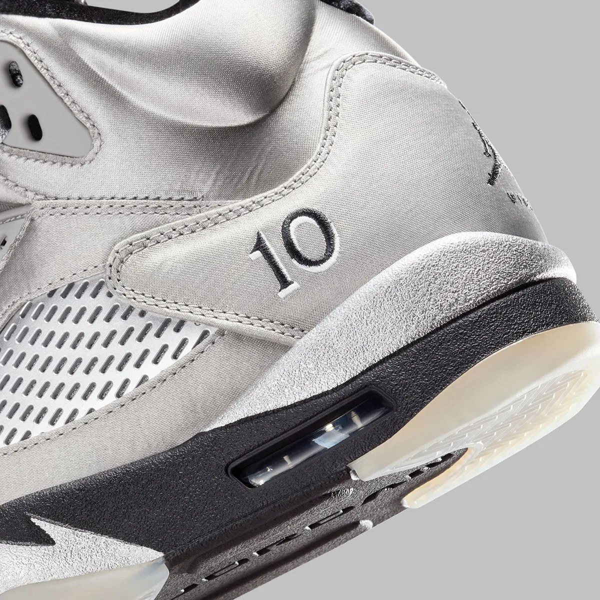 Air Jordan 5 Wings 7 La Air Jordan 5 « Wings » rend hommage au programme philanthropique de Michael Jordan