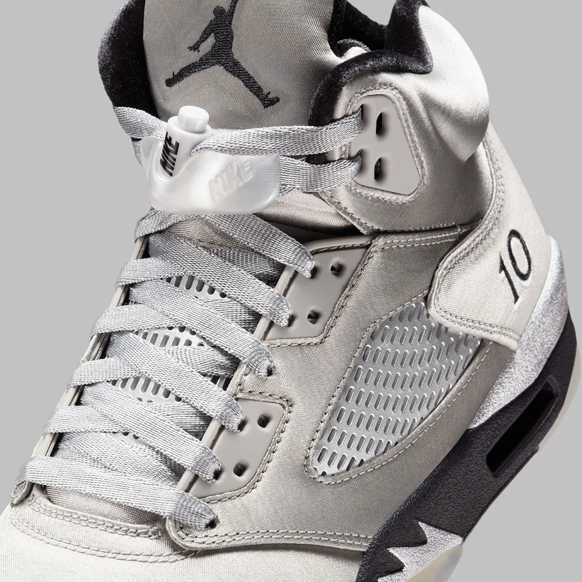 Air Jordan 5 Wings 8 La Air Jordan 5 « Wings » rend hommage au programme philanthropique de Michael Jordan