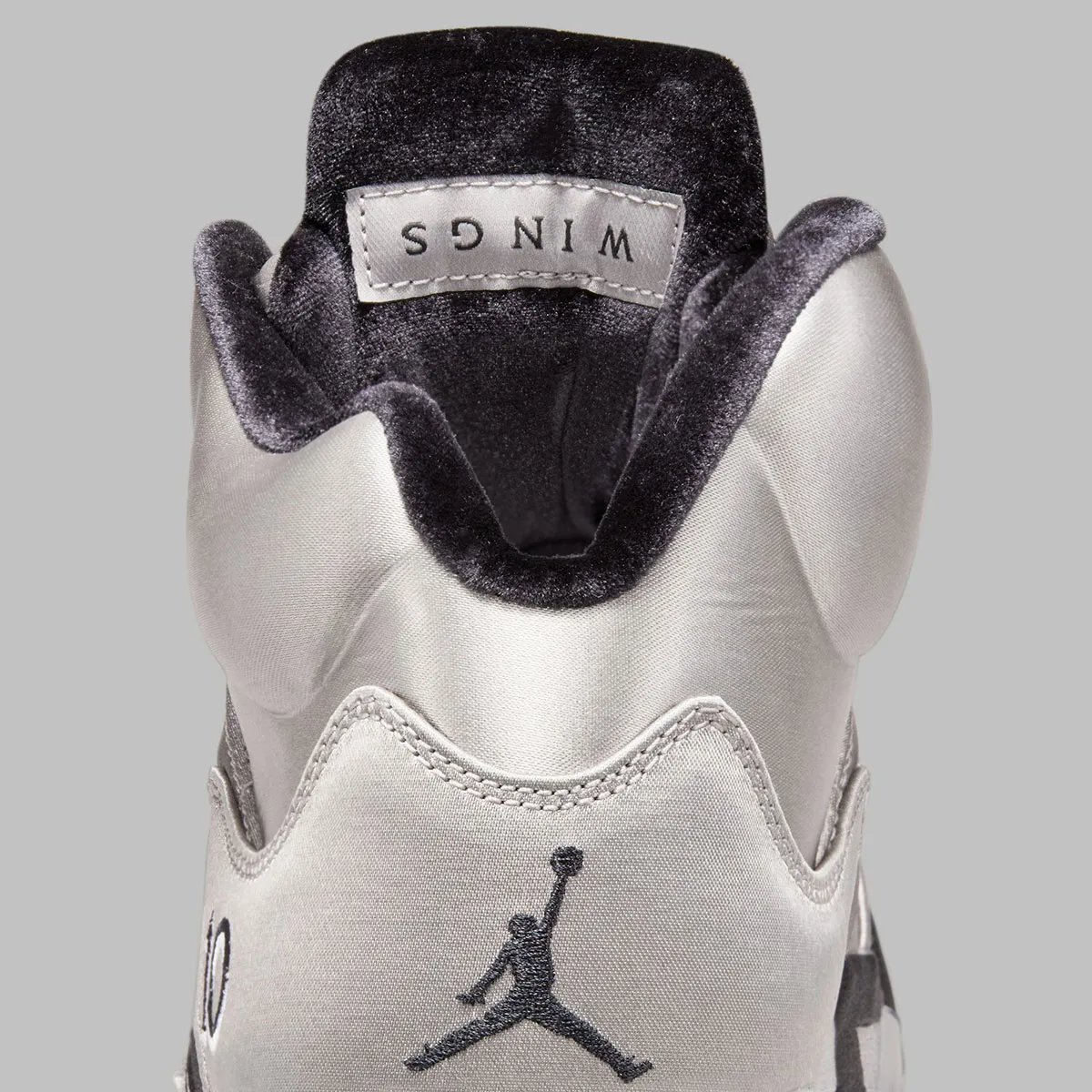 Air Jordan 5 Wings 9 La Air Jordan 5 « Wings » rend hommage au programme philanthropique de Michael Jordan