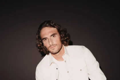 Canali choisit Stefanos Tsitsipas comme premier ambassadeur de la marque