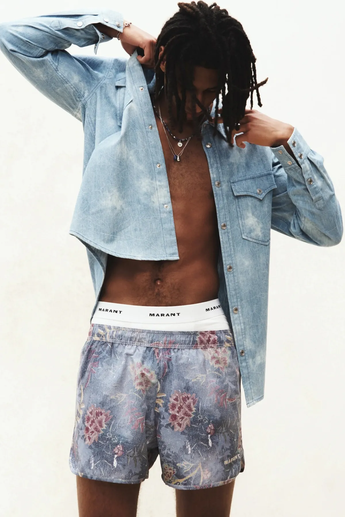 La collection printemps 2026 d’Isabel Marant met en scène un nomade moderne