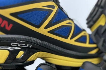 Cette nouvelle collaboration entre le studio de design montréalais JJJJound et l'équipementier sportif français SALOMON suscite l'enthousiasme des amateurs de sneakers. Elle porte sur l'un des modèles les plus populaires de la marque, la XT-6, et promet de ne laisser personne indifférent. Pour leur deuxième projet commun, les deux entités proposent deux versions distinctes de la célèbre chaussure. La première, un modèle audacieux aux tons bleu, jaune et noir, s'adresse aux amateurs de style qui associent des vêtements classiques à des chaussures fonctionnelles et voyantes. La seconde, plus sobre, dans des teintes de gris et de noir, se veut une option polyvalente et contemporaine puisant dans les archives de SALOMON. Malgré leurs différences de couleur, les deux paires partagent des éléments communs, notamment des accents de rouge vif et l'étiquette multicolore emblématique de SALOMON sur la languette. Le logo de JJJJound figure sur la languette, la semelle intérieure et le talon de chaque chaussure. Initialement conçue en 2013 comme une chaussure de course haute performance pour les longues distances, la XT-6 a su conquérir le monde de la mode pour devenir un incontournable du quotidien. Ce modèle, issu de la gamme premium S/Lab de la marque, intègre des technologies de pointe qui expliquent son succès. Elle est dotée du système Agile Chassis pour une excellente stabilité, de la technologie SensiFit qui épouse la forme du pied pour un maintien sûr, et du système de laçage Quicklace pour un ajustement rapide et facile. Avec un poids d'environ 365 grammes, c'est une chaussure légère malgré sa robustesse. La première collaboration entre JJJJound et SALOMON, en 2023, portait sur la silhouette XT-Wings 2. Les deux modèles de la collection JJJJound x SALOMON XT-6 seront disponibles le 7 août 2025 sur les sites jjjjound.com et salomon.com, puis chez certains détaillants le 8 août. Le prix de vente est fixé à 190 €.