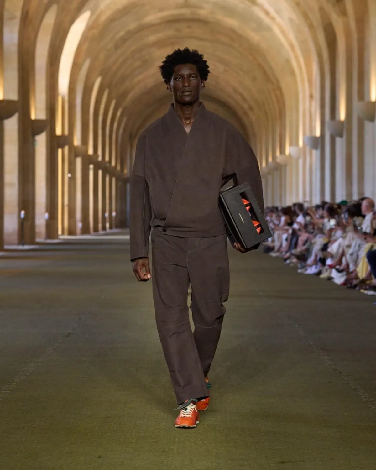 JACQUEMUS Printemps 2026 : vision renouvelée de l'élégance masculine