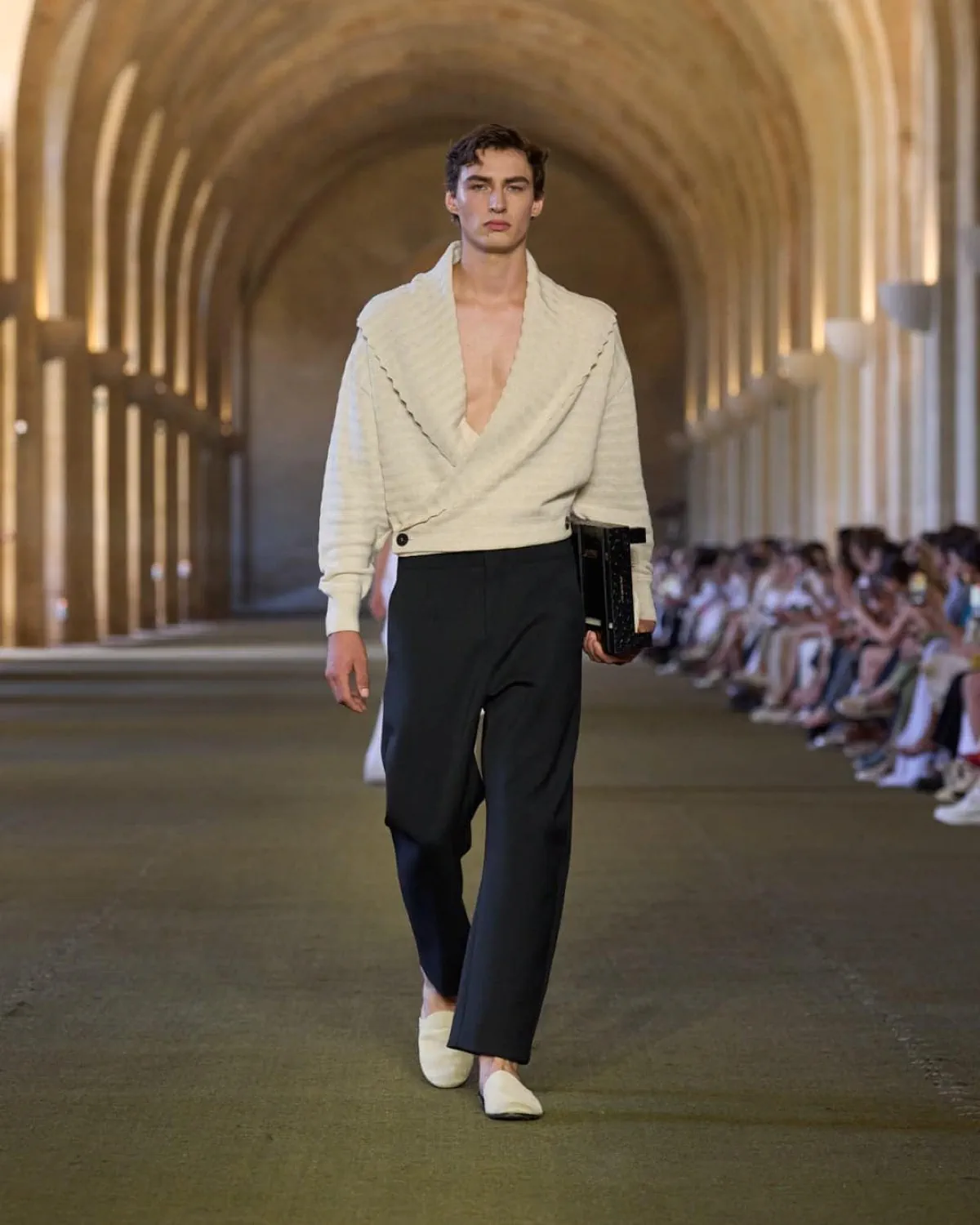 JACQUEMUS Printemps 2026 : vision renouvelée de l'élégance masculine