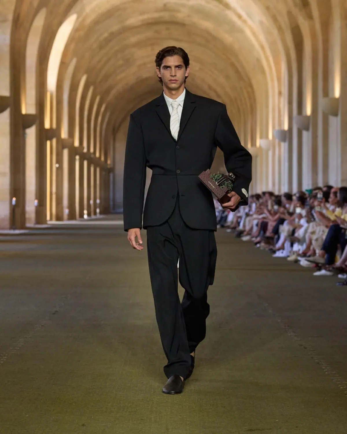 Jacquemus Spring Summer 2026 Paris Fashion Week 3 JACQUEMUS Printemps 2026 : vision renouvelée de l'élégance masculine